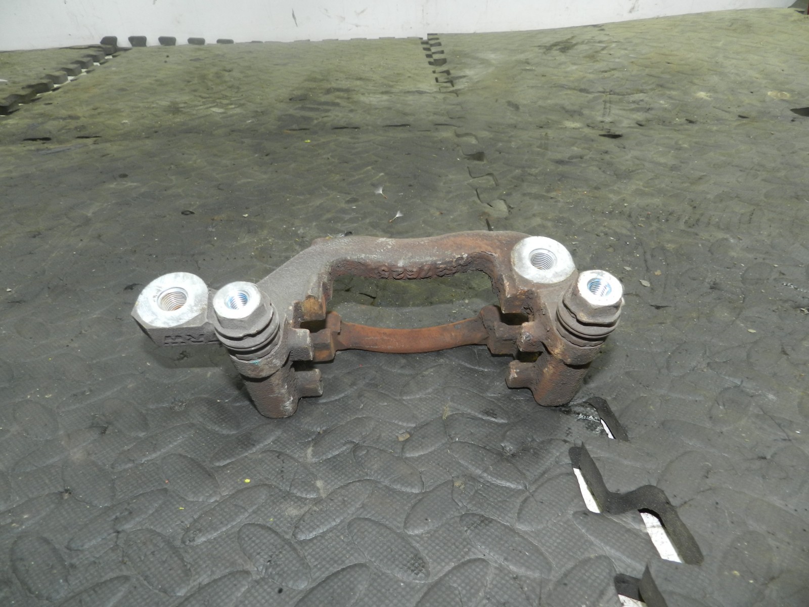 180. 2018 RENAULT KOLEOS MK2. PASSENGER REAR BRAKE CARRIER ELECTRIC HANDBRAKE - Image 3