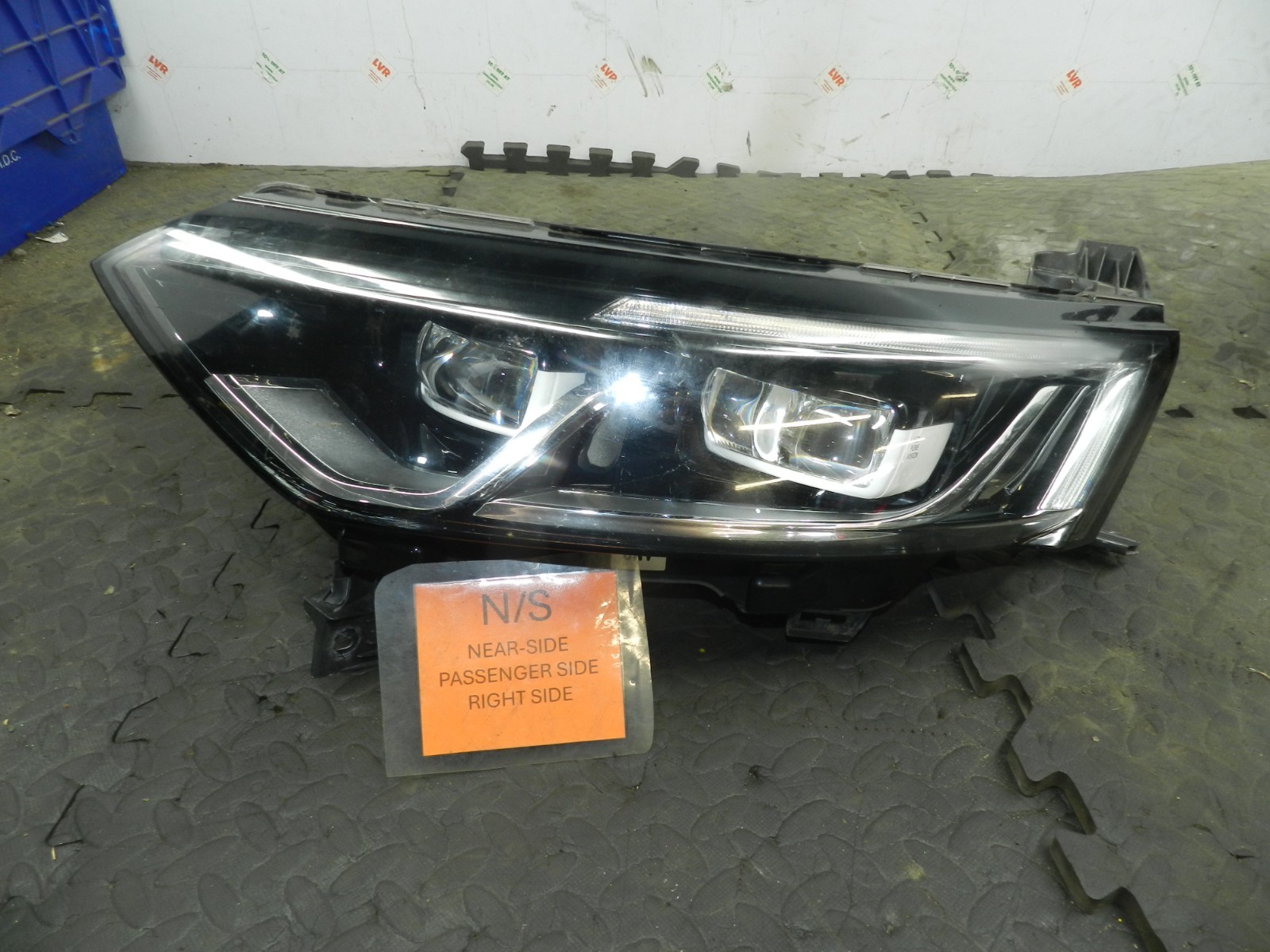 180. 2018 RENAULT KOLEOS MK2. PASSENGER SIDE HEAD LIGHT 260608511R