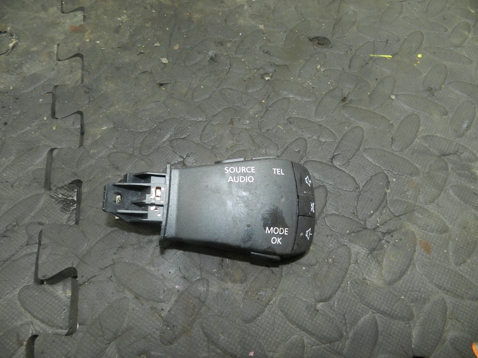 180. 2018 RENAULT KOLEOS MK2. STEERING WHEEL AUDIO CONTROLS RADIO SWITCH