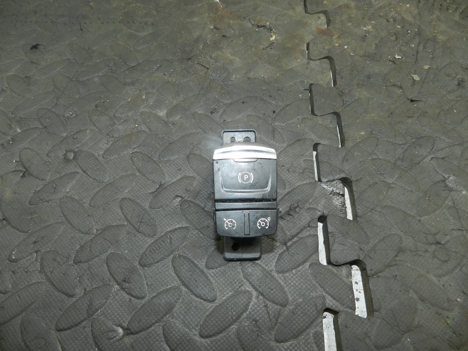 180. 2018 RENAULT KOLEOS MK2. HANDBRAKE SWITCH 363214222R