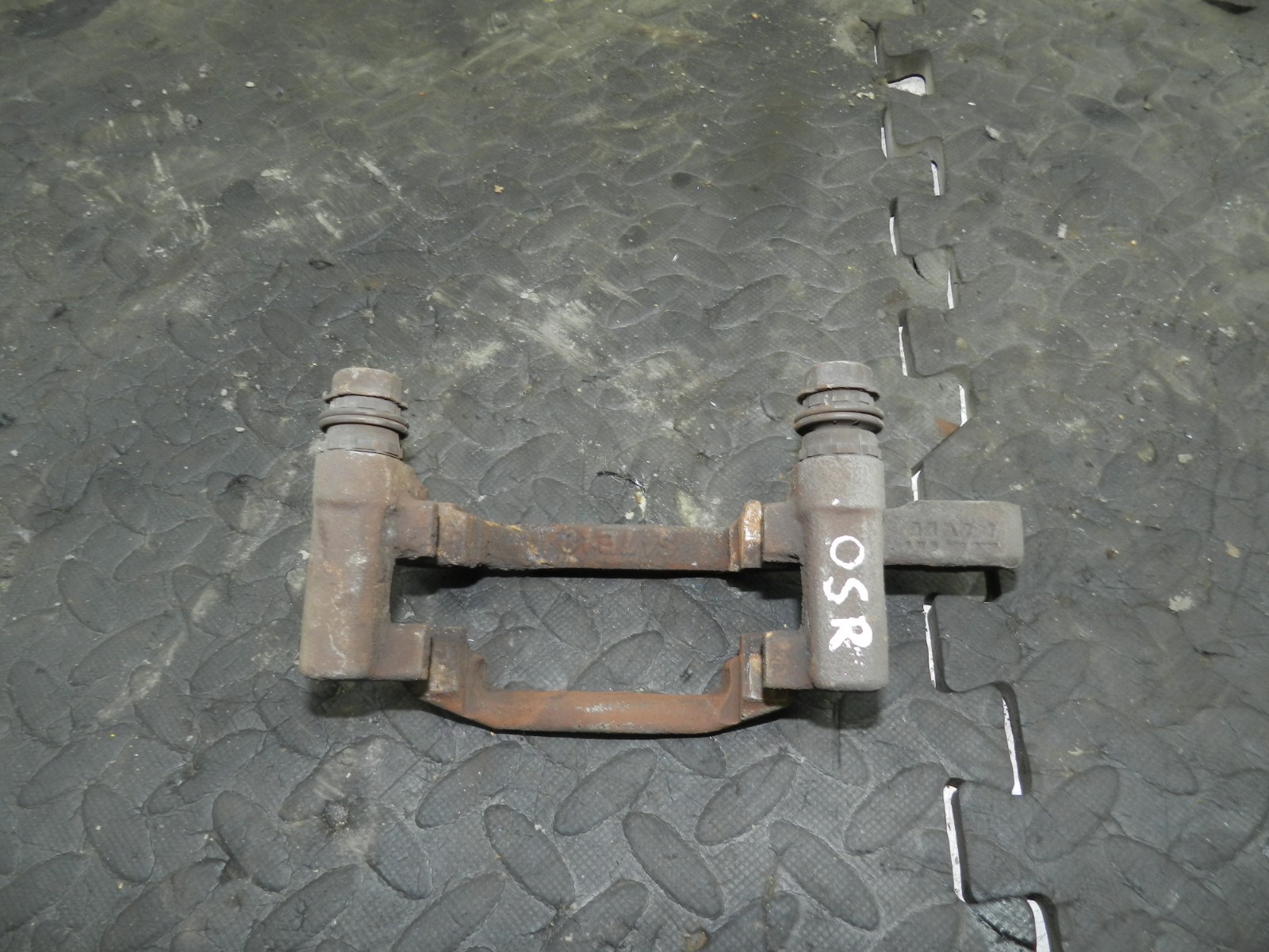180. 2018 RENAULT KOLEOS MK2. DRIVER SIDE BRAKE CARRIER - Image 2