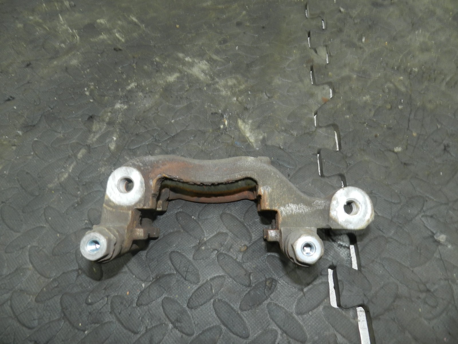 180. 2018 RENAULT KOLEOS MK2. DRIVER SIDE BRAKE CARRIER - Image 3