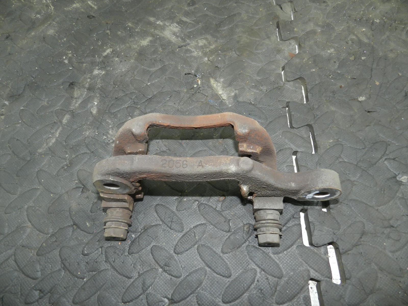 180. 2018 RENAULT KOLEOS MK2. DRIVER SIDE BRAKE CARRIER - Image 4