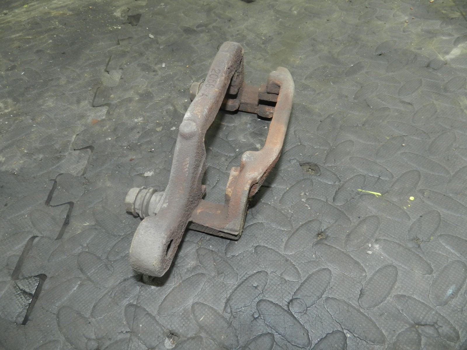 180. 2018 RENAULT KOLEOS MK2. DRIVER SIDE BRAKE CARRIER - Image 5