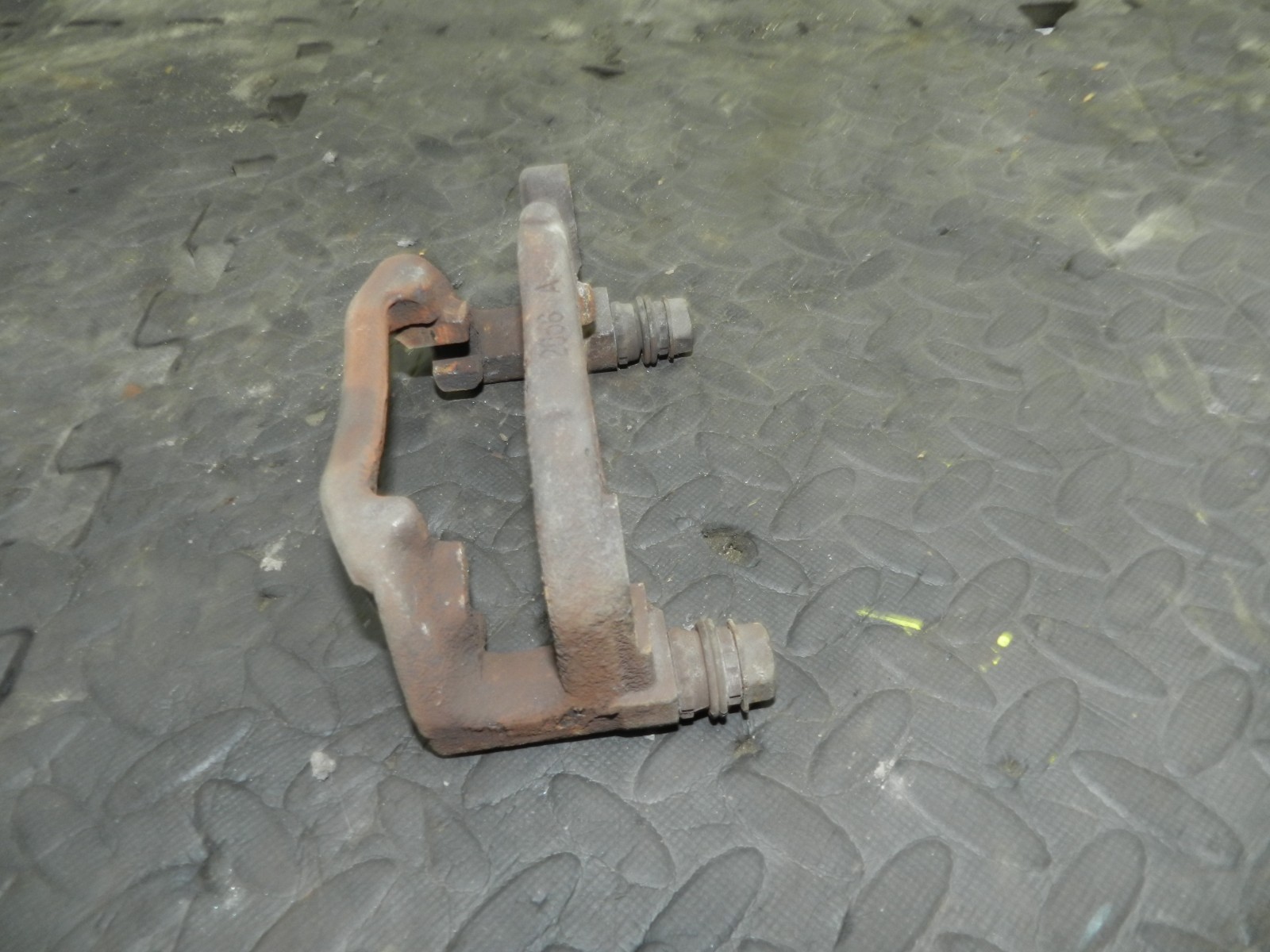180. 2018 RENAULT KOLEOS MK2. DRIVER SIDE BRAKE CARRIER - Image 6