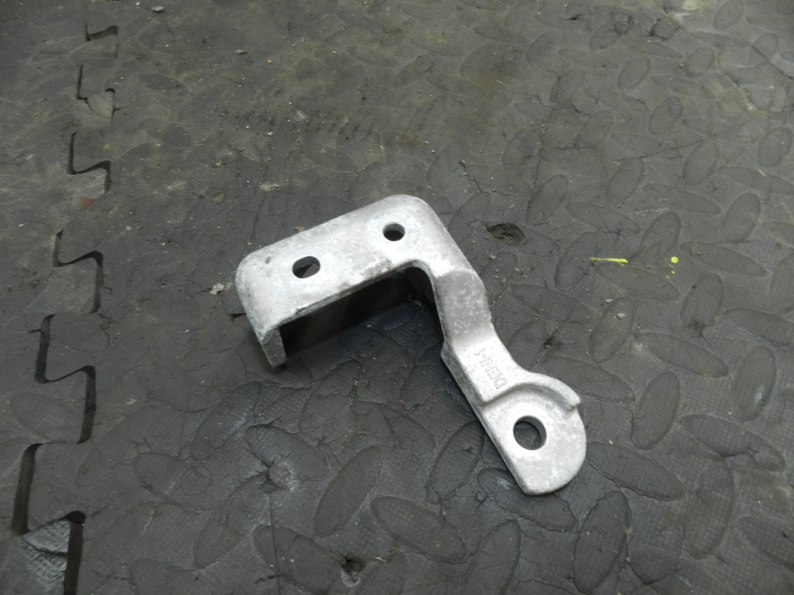 180. 2018 RENAULT KOLEOS MK2. GEAR SELECTOR MOUNT