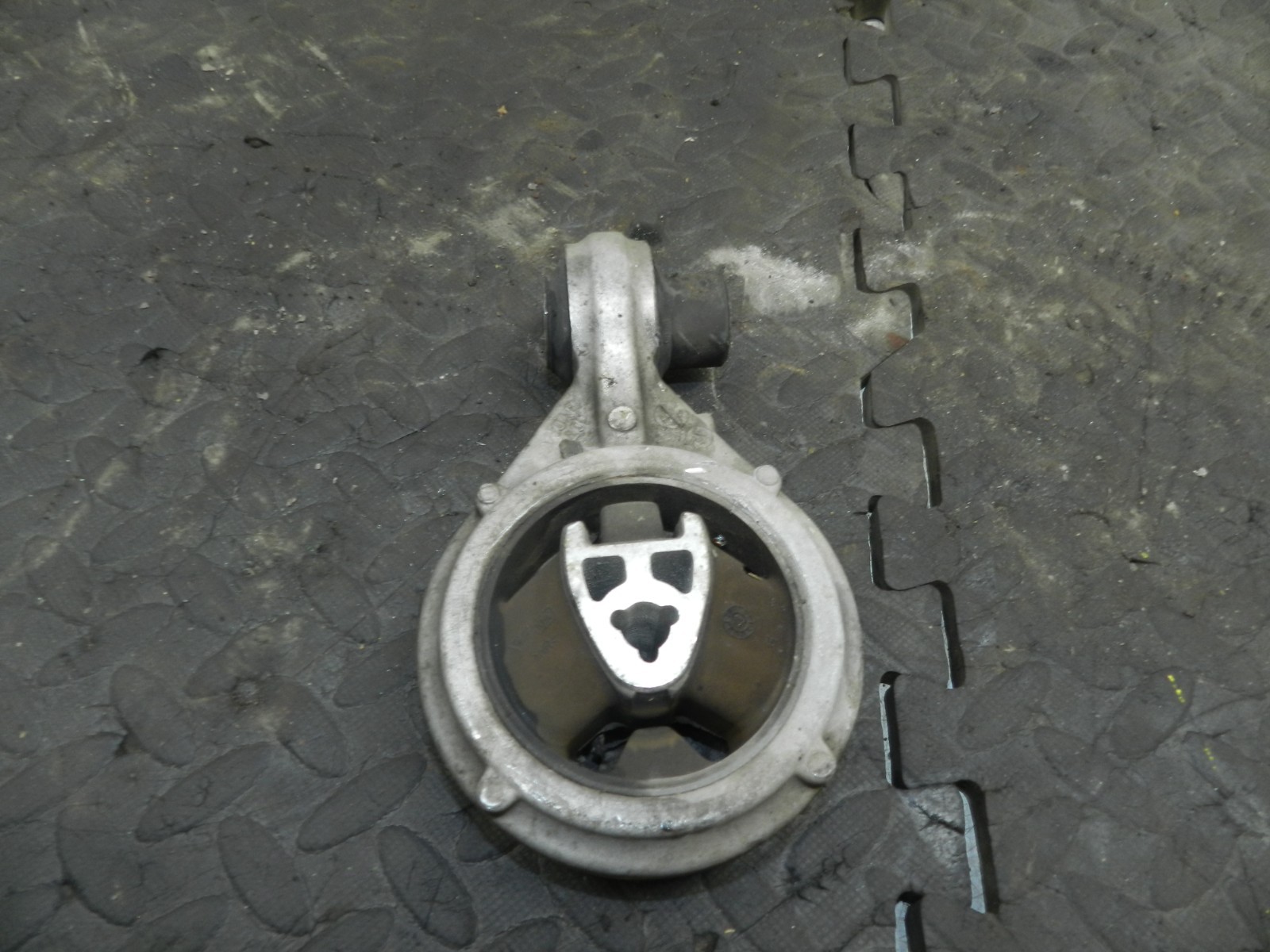 180. 2018 RENAULT KOLEOS MK2. LOWER ENGINE MOUNT DOG BONE MOUNT