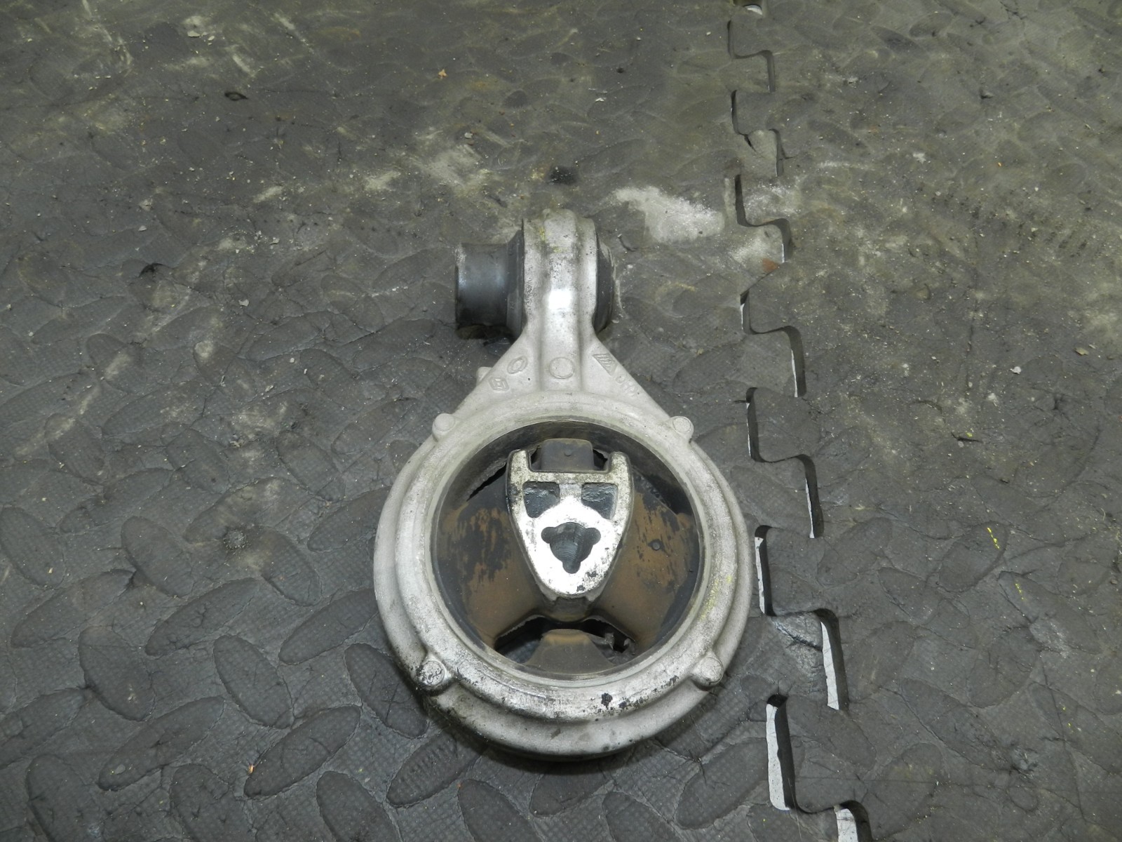 180. 2018 RENAULT KOLEOS MK2. LOWER ENGINE MOUNT DOG BONE MOUNT - Image 2