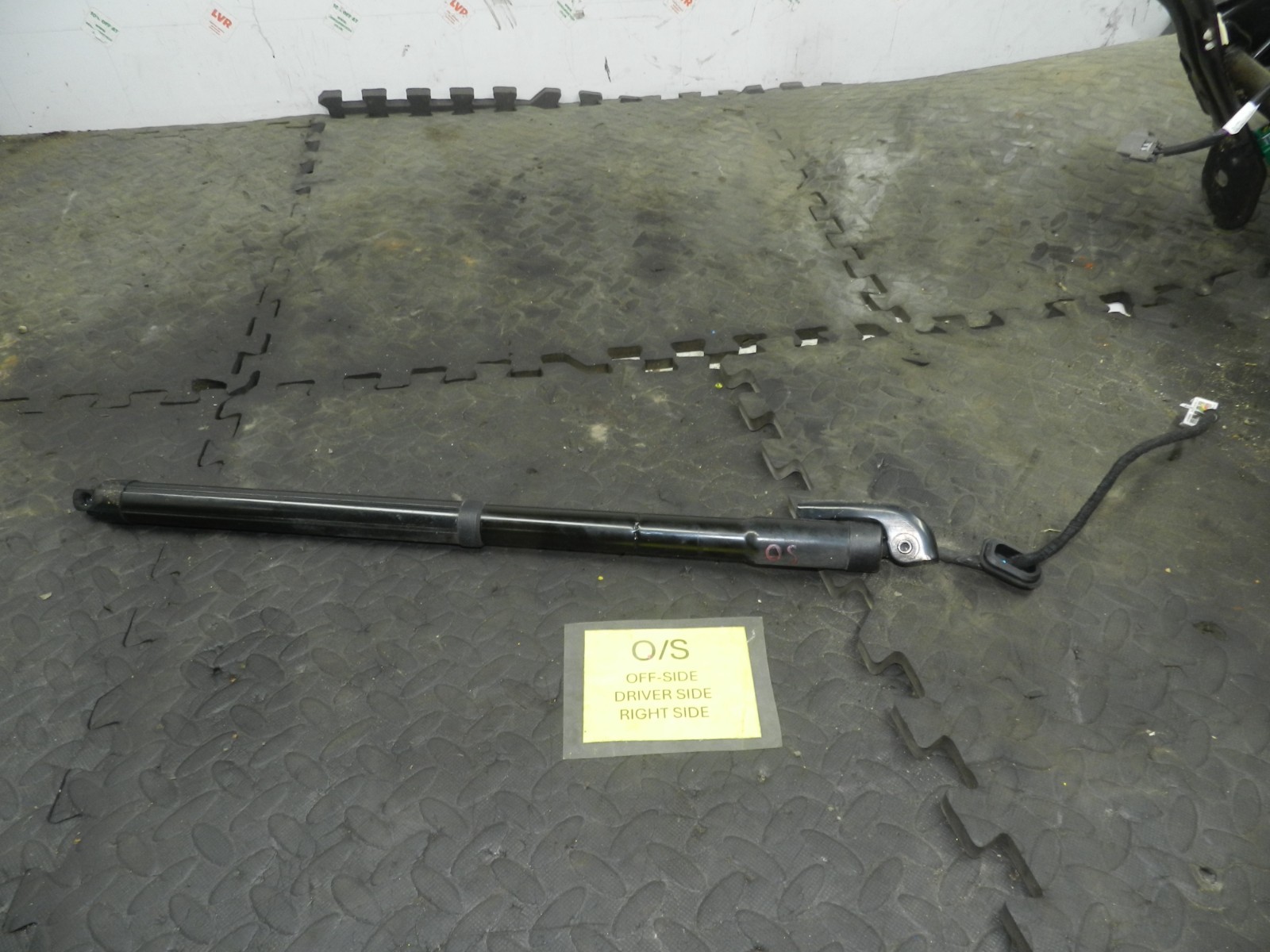 180. 2018 RENAULT KOLEOS MK2 BOOT LID TAIL GATE PASSENGER TRIM PANEL GLASS BLOCK - Image 3