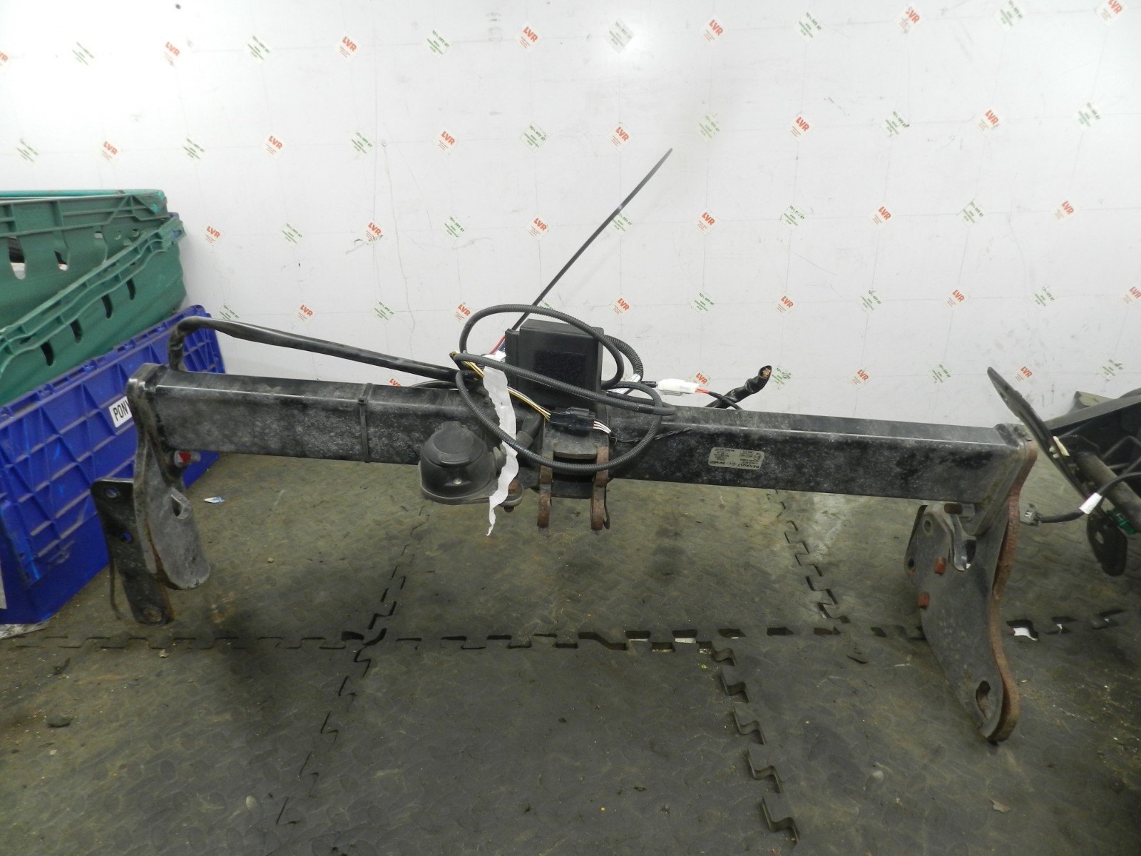 180. 2018 RENAULT KOLEOS MK2. TOW BAR FRAME AND WIRING