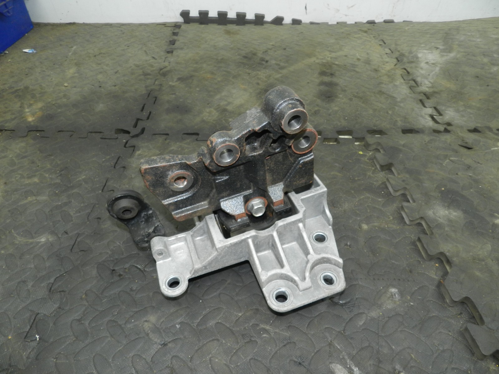 180. 2018 RENAULT KOLEOS MK2. GEAR BOX ENGINE MOUNT