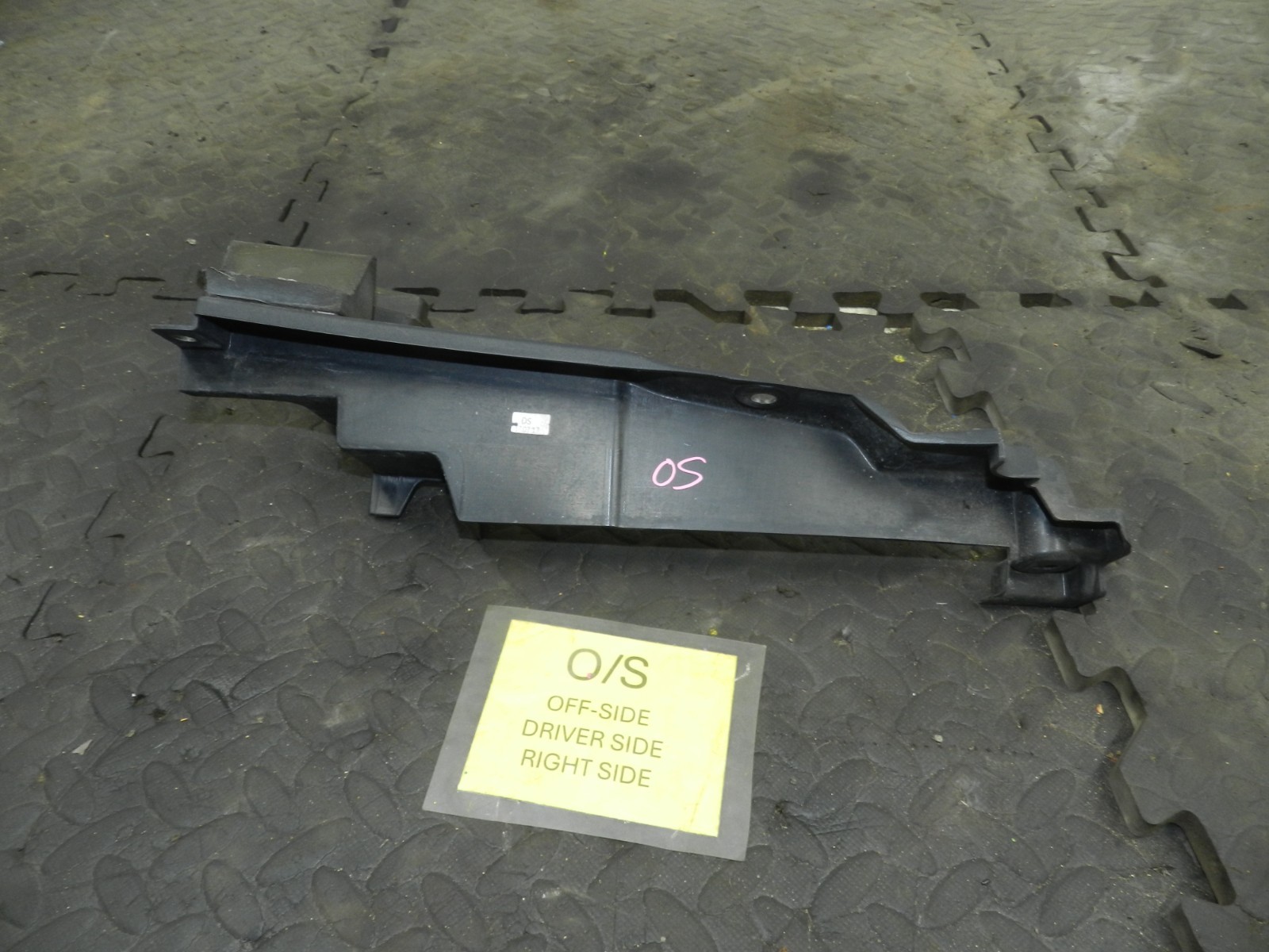 180. 2018 RENAULT KOLEOS MK2. DRIVER SIDE WING TRIM MOUNT