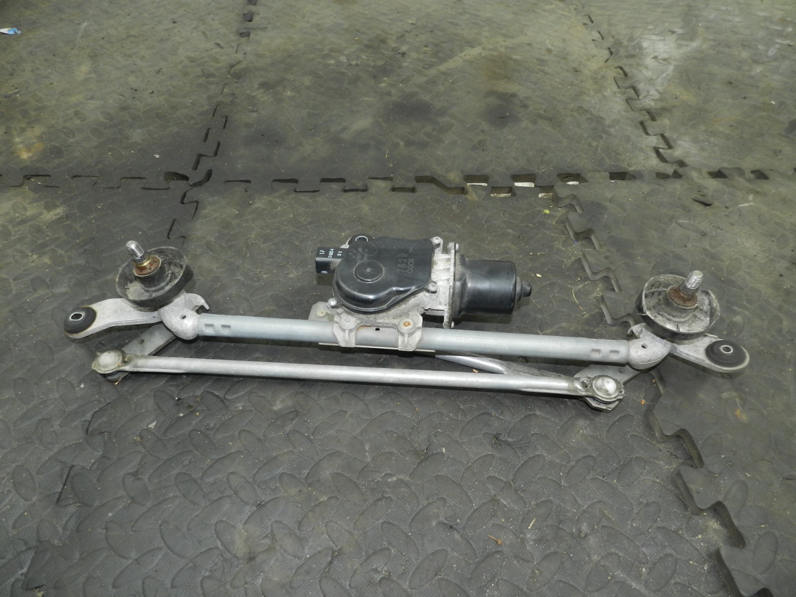 180. 2018 RENAULT KOLEOS MK2. FRONT WIPER MOTOR + LINKAGE