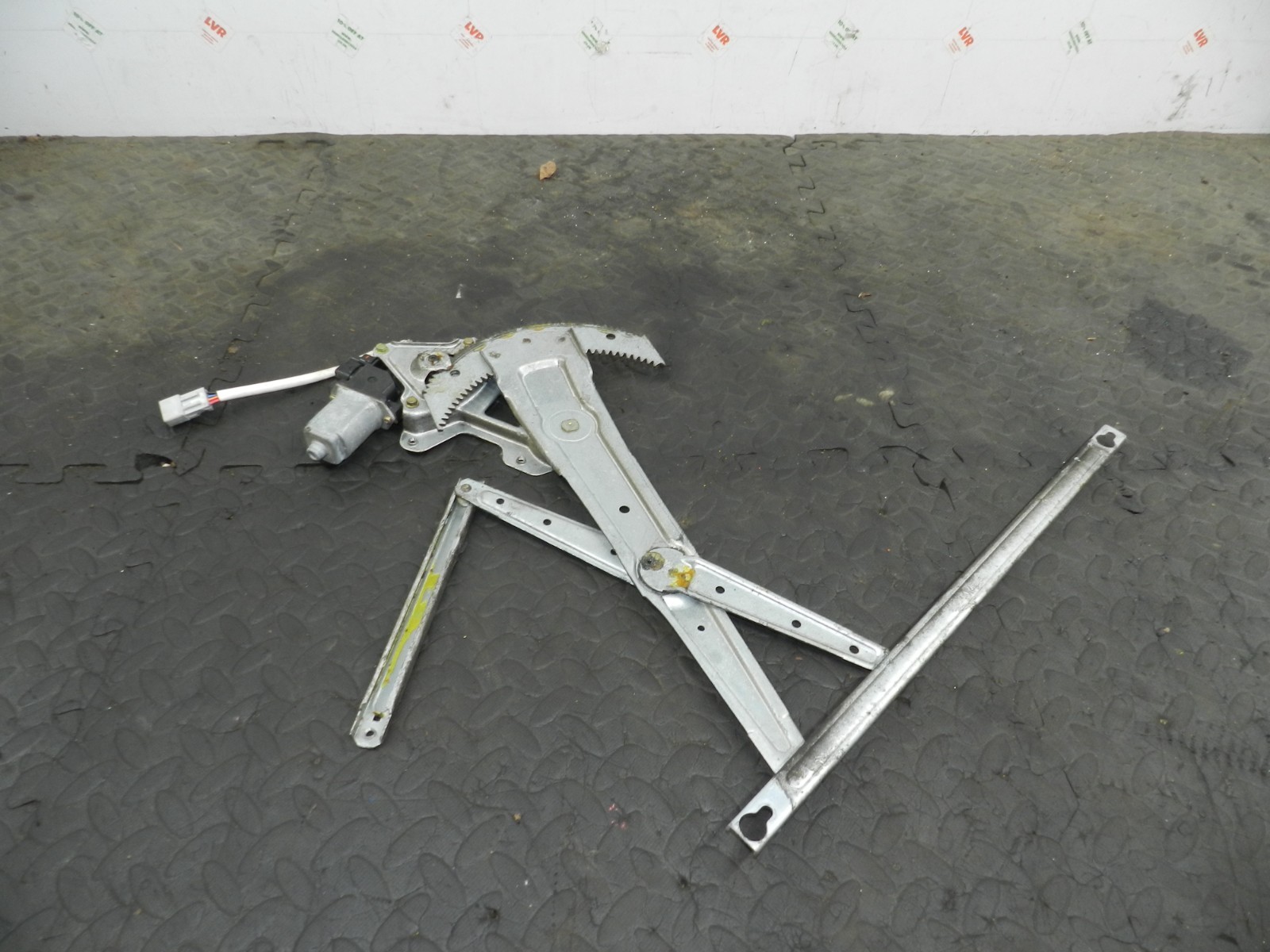 162. 1996 HONDA SMX. DRIVER SIDE FRONT WINDOW REGULATOR - Image 2