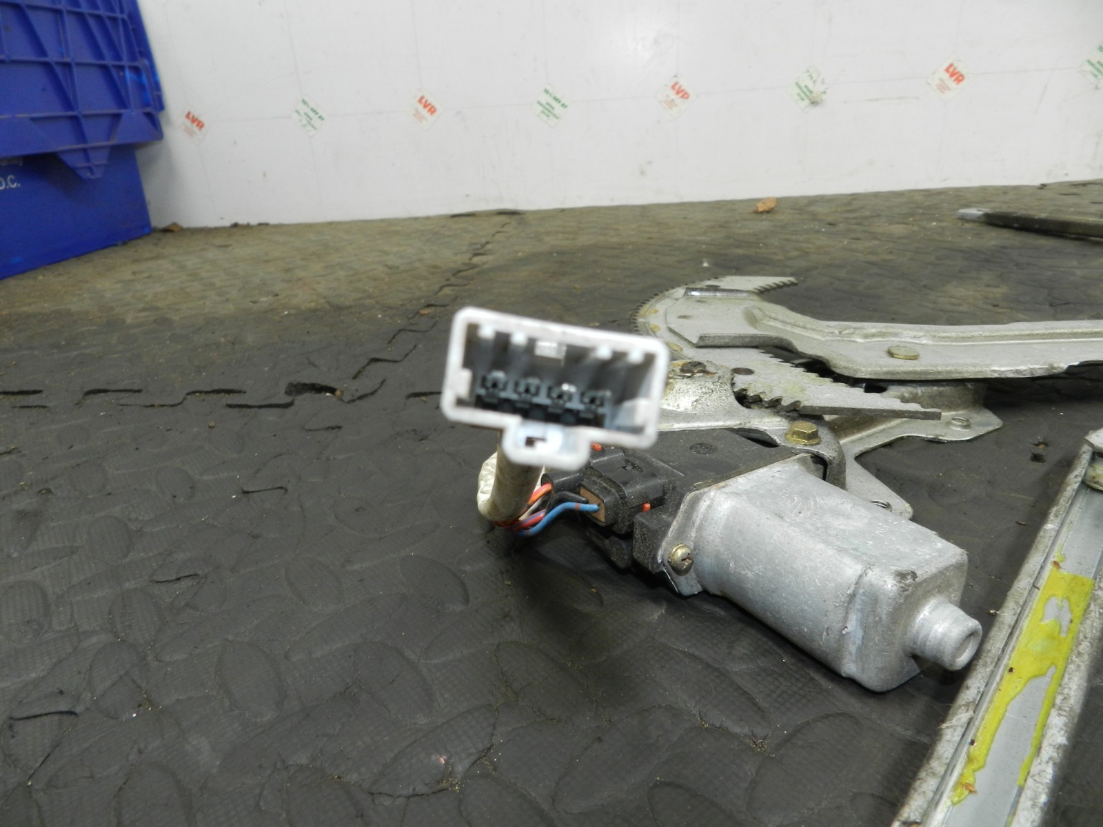 162. 1996 HONDA SMX. DRIVER SIDE FRONT WINDOW REGULATOR - Image 3