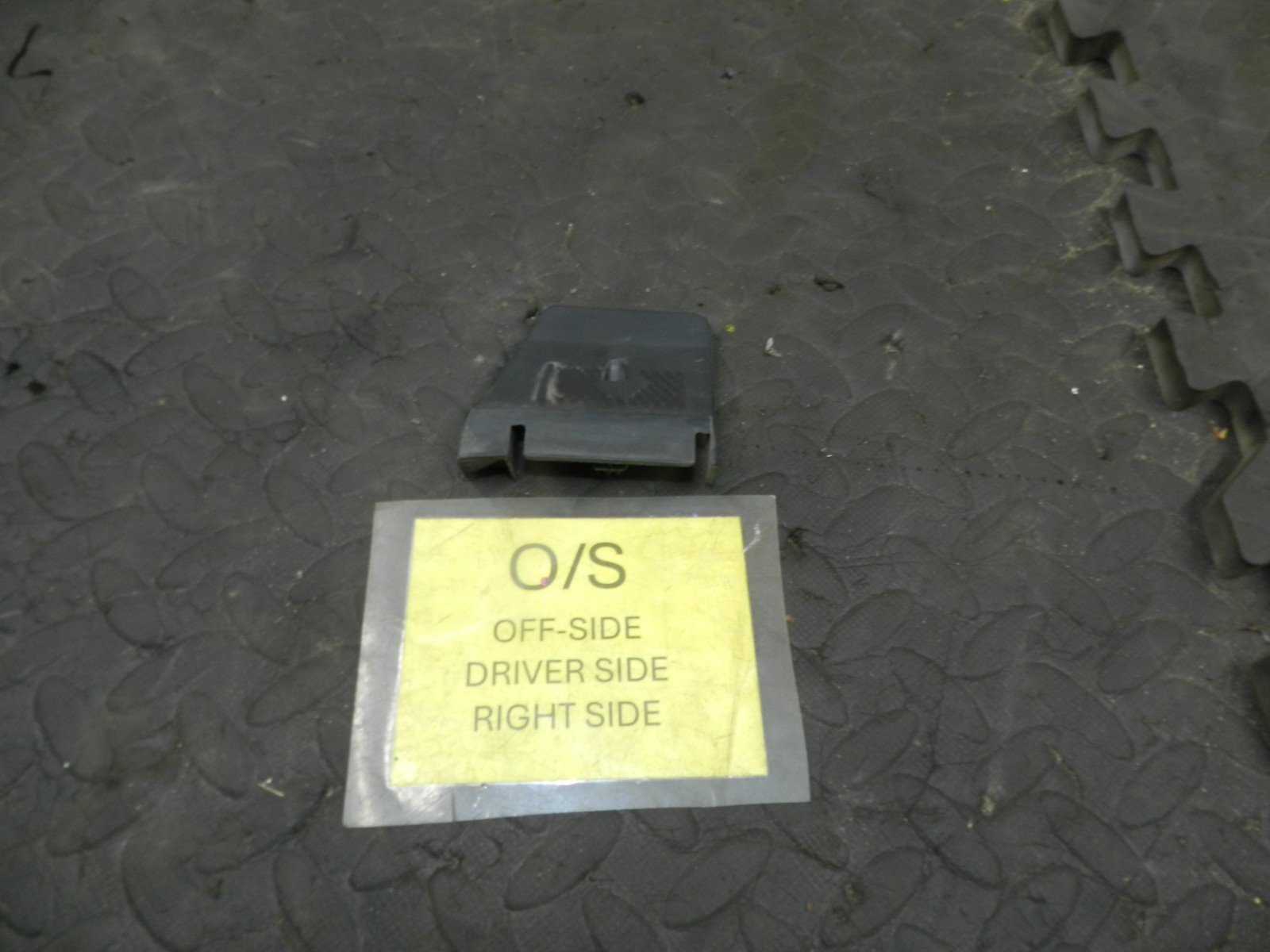 180. 2018 RENAULT KOLEOS MK2. 748180003R DRIVER SIDE FIXING CLAMP
