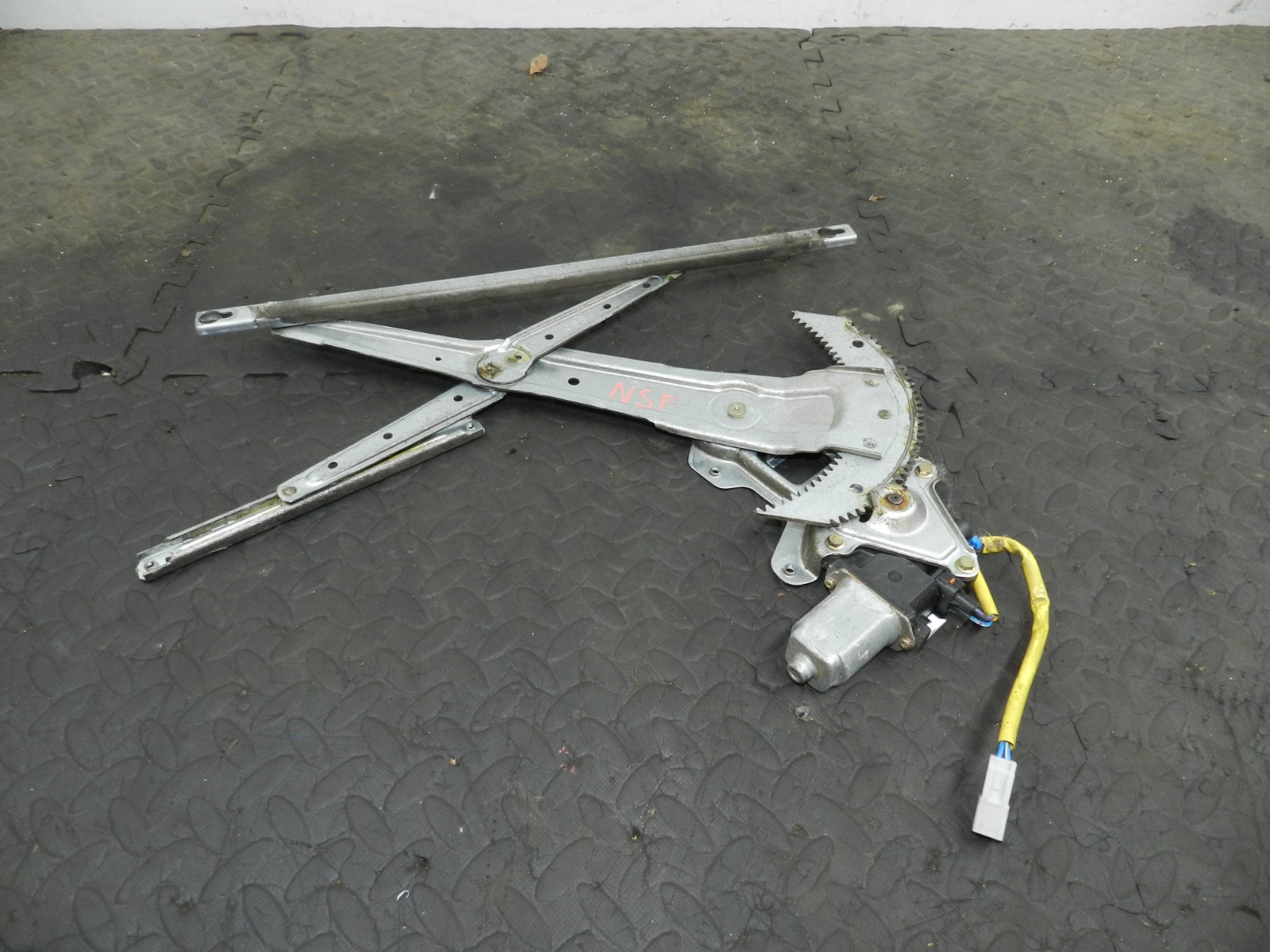 162. 1996 HONDA SMX. PASSENGER SIDE FRONT WINDOW REGULATOR - Image 2