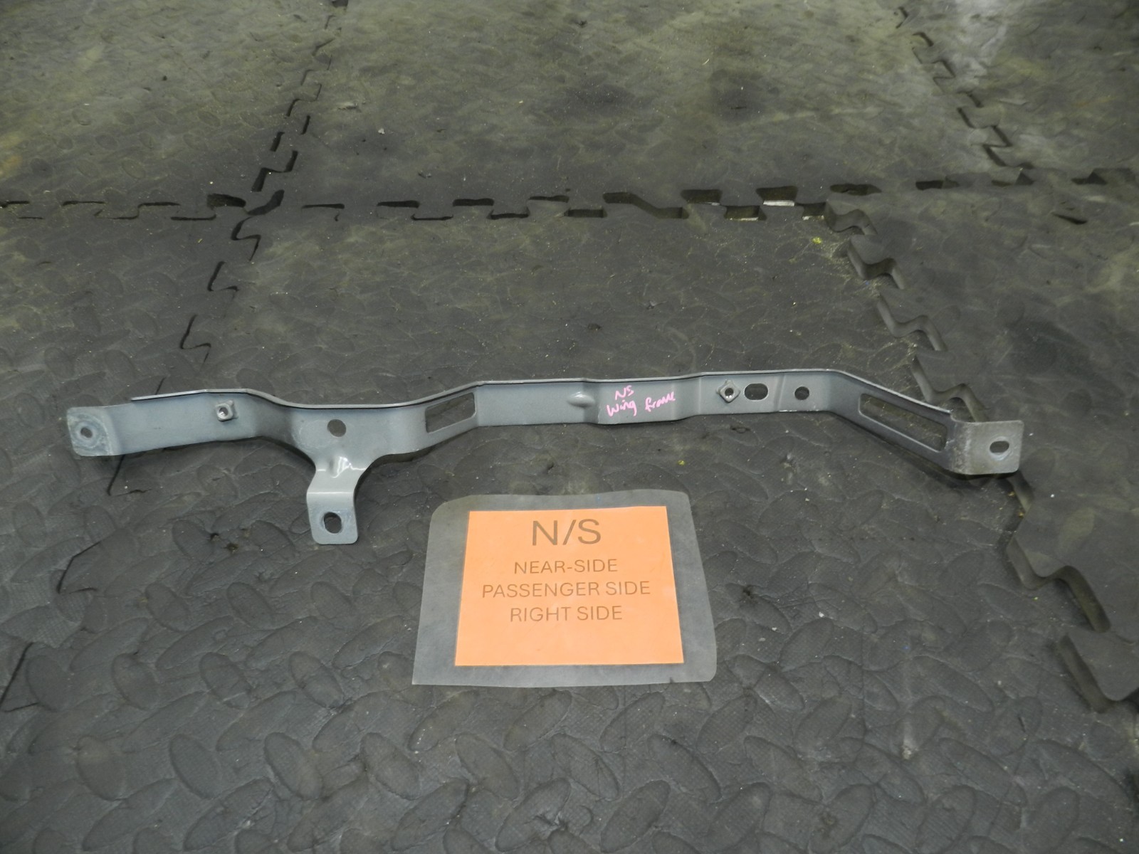180. 2018 RENAULT KOLEOS MK2. PASSENGER SIDE WING FRAME MOUNT BRACKET