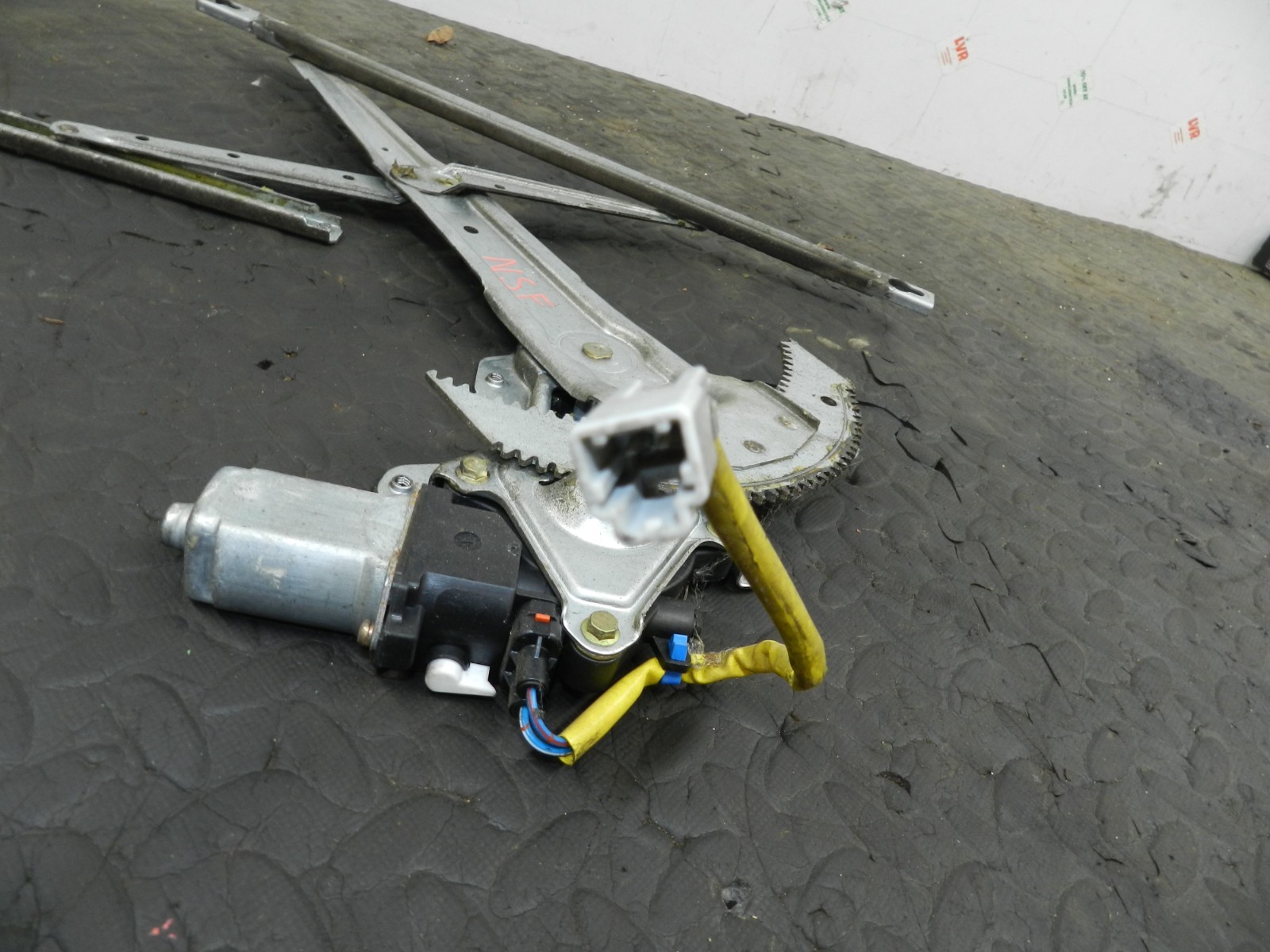 162. 1996 HONDA SMX. PASSENGER SIDE FRONT WINDOW REGULATOR - Image 3