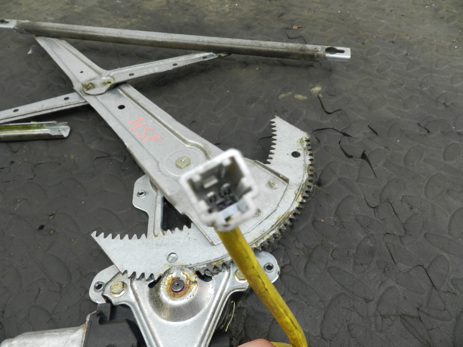 162. 1996 HONDA SMX. PASSENGER SIDE FRONT WINDOW REGULATOR - Image 4
