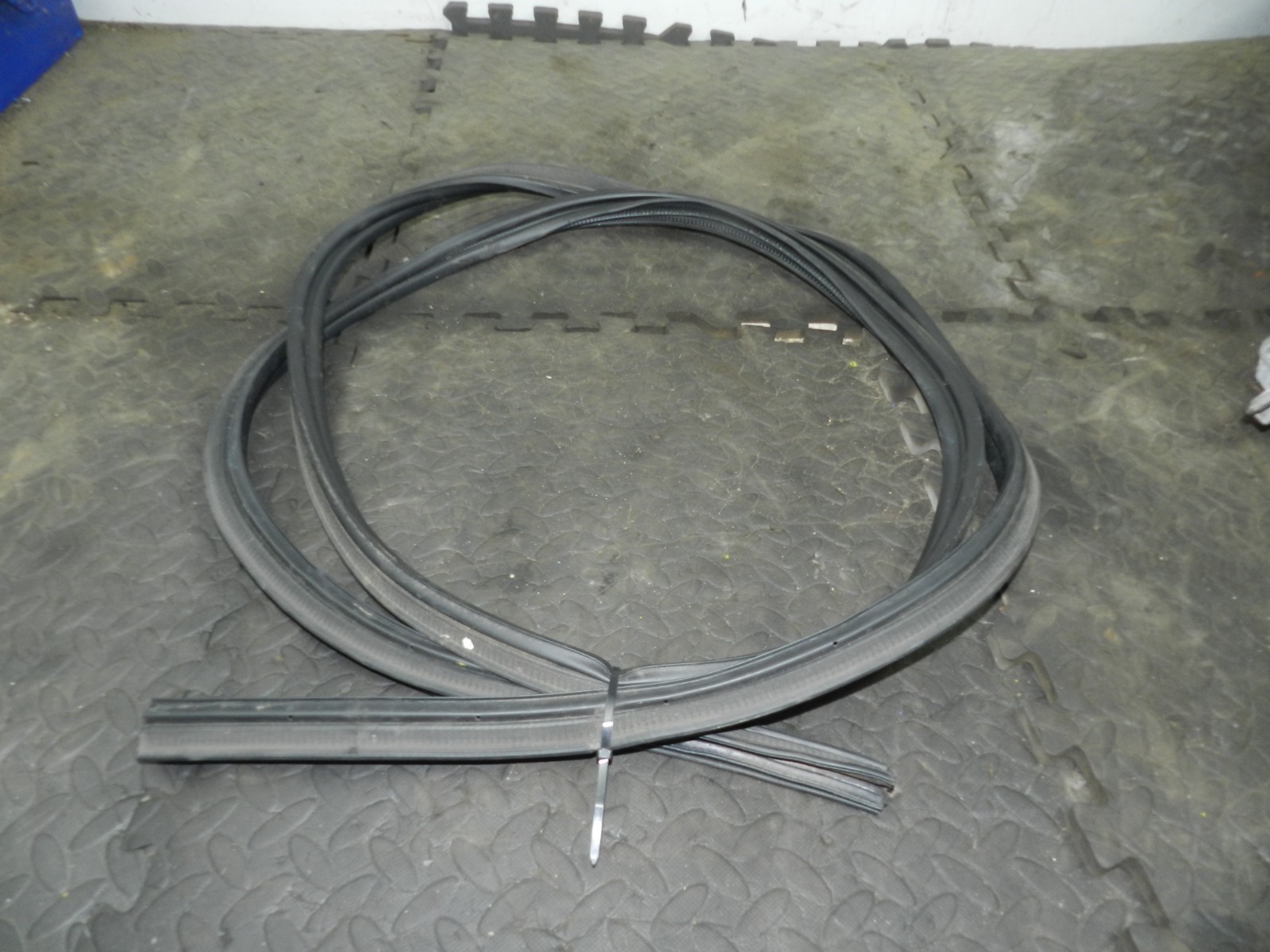 180. 2018 RENAULT KOLEOS MK2. BONNET RUBBER SEAL