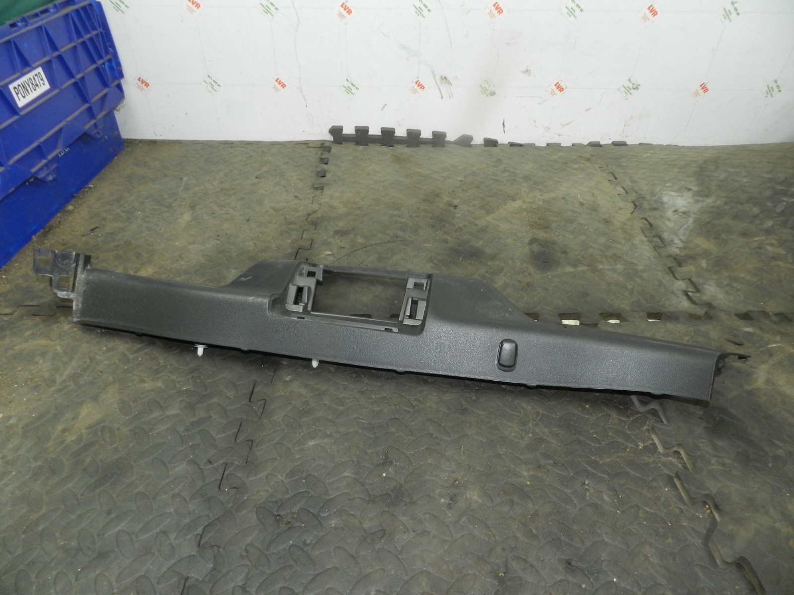 180. 2018 RENAULT KOLEOS MK2. PASSENGER SIDE REAR SEAT SIDE TRIM - Image 4