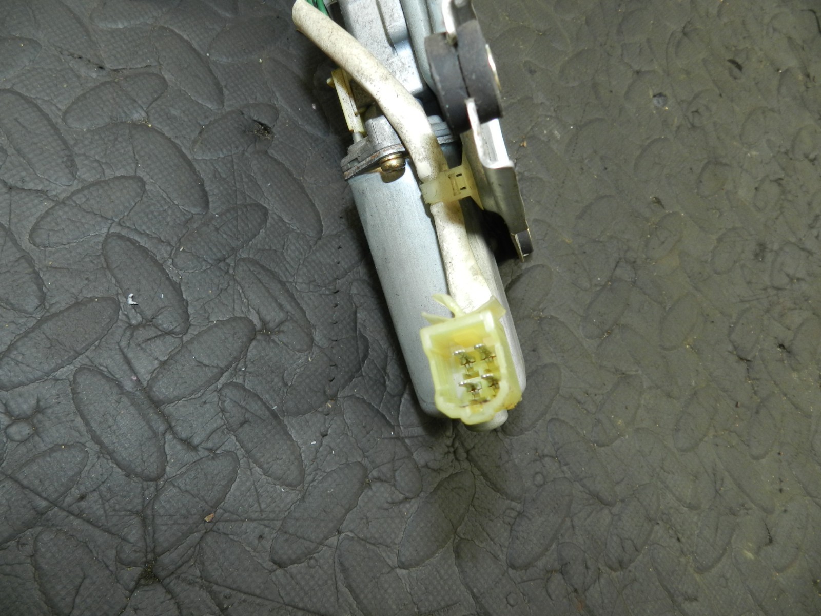 162. 1996 HONDA SMX. BOOT LID TAIL GATE REAR WIPER MOTOR - Image 3