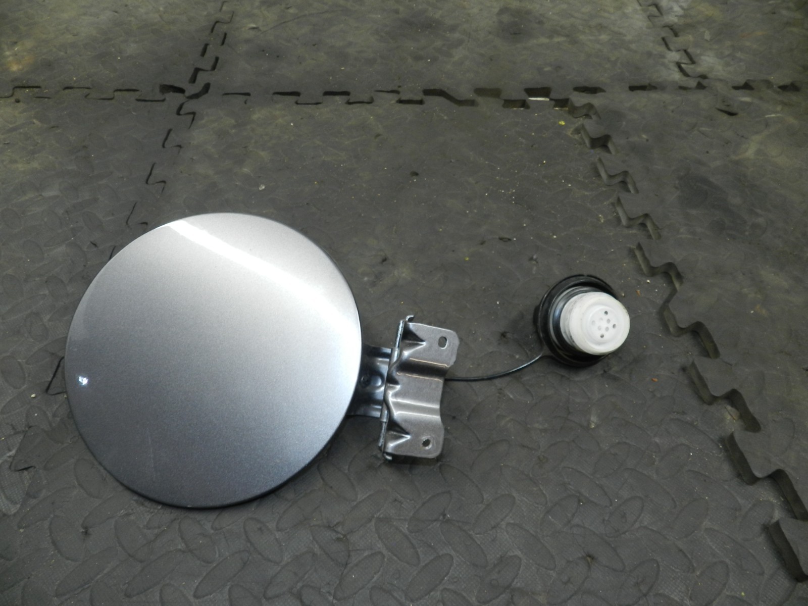 180. 2018 RENAULT KOLEOS MK2. FUEL FLAP CAP COVER IN GREY - Image 2