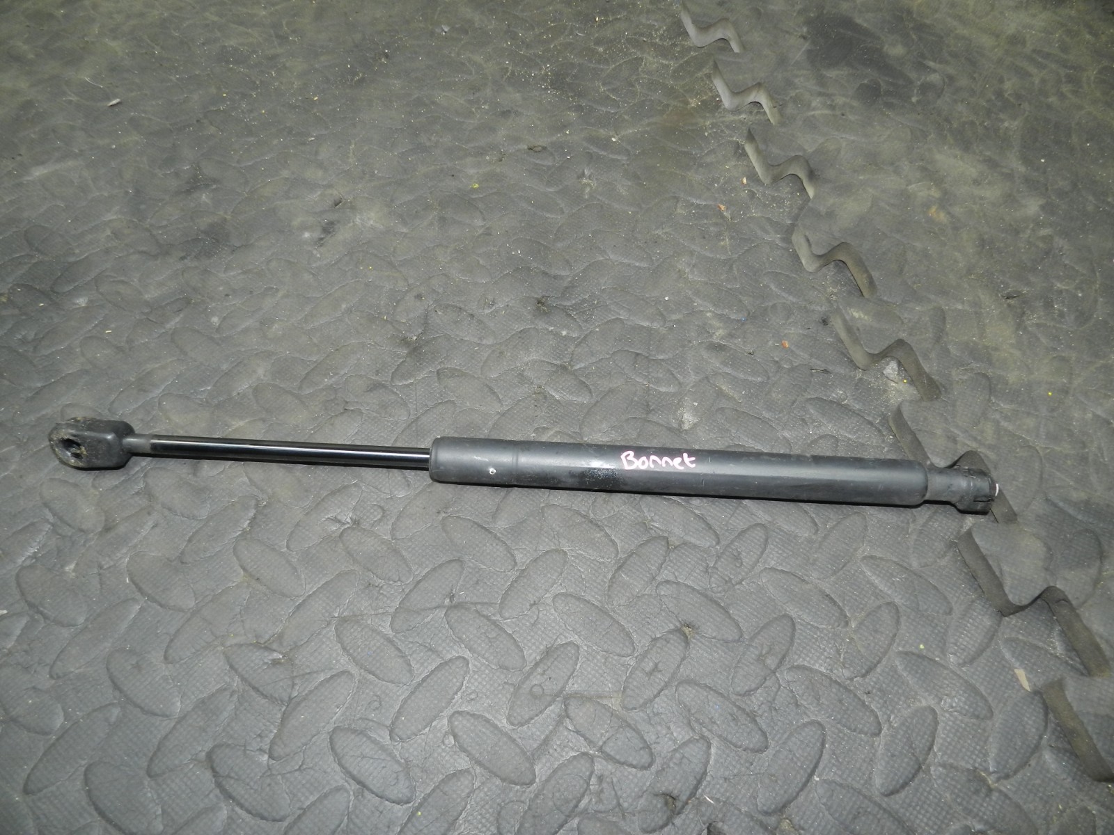 180. 2018 RENAULT KOLEOS MK2. BONNET GAS STRUT