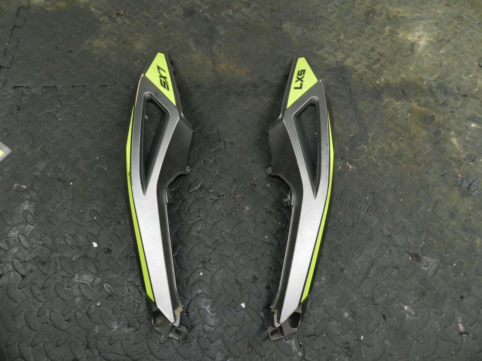 170. 2024 LEXMOTO LXS 125 MOTORBIKE. REAR PANELS FAIRINGS