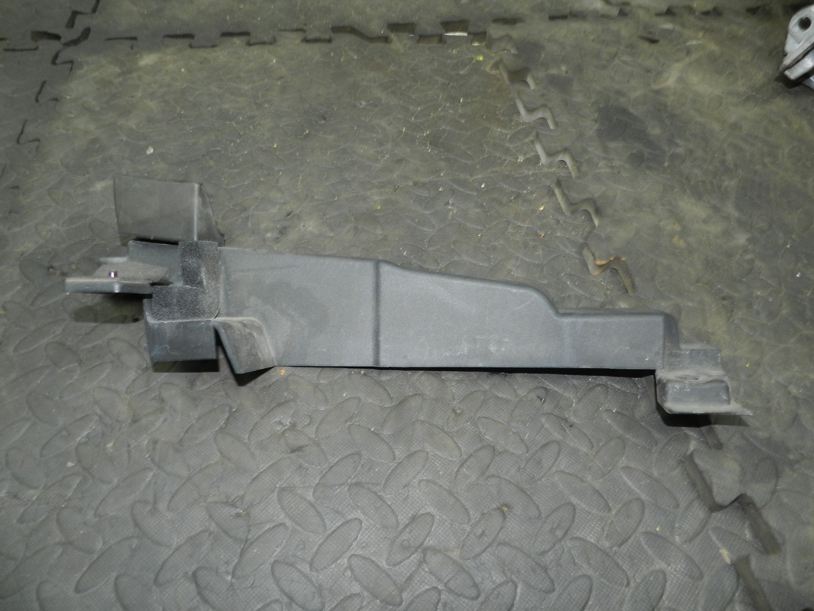 180. 2018 RENAULT KOLEOS MK2. DRIVER SIDE WIRING MOUNT COVER TRIM - Image 3