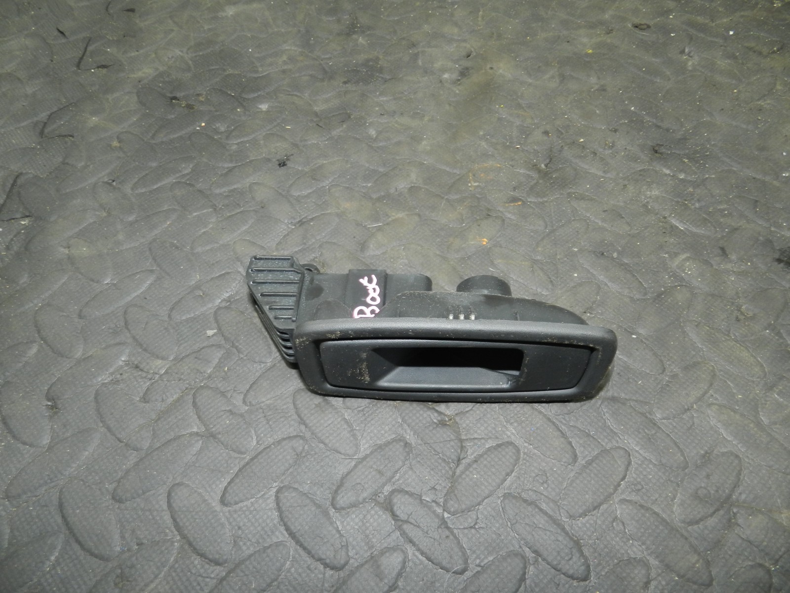 180. 2018 RENAULT KOLEOS MK2. BOOT REAR SEAT RELEASE HANDLE - Image 2