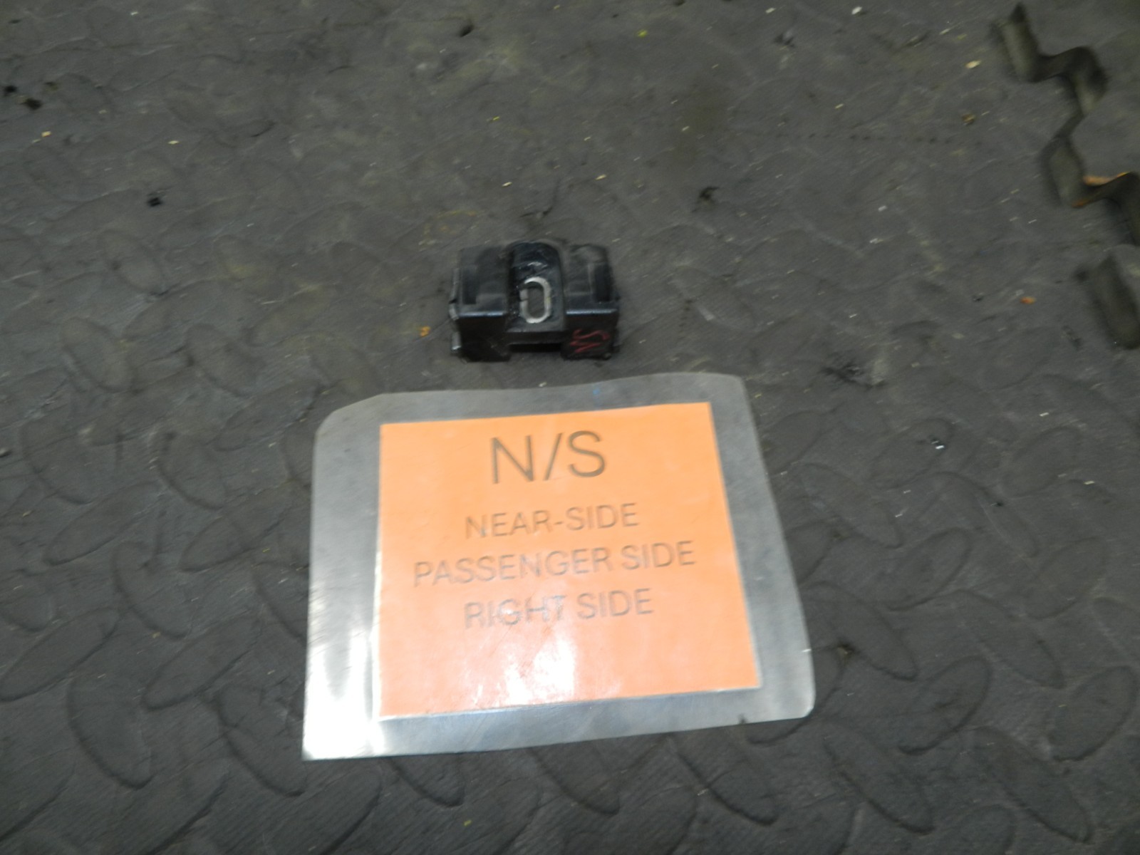 180. 2018 RENAULT KOLEOS MK2. PASSENGER SIDE 908780005R TRIM FIXING CLAMP
