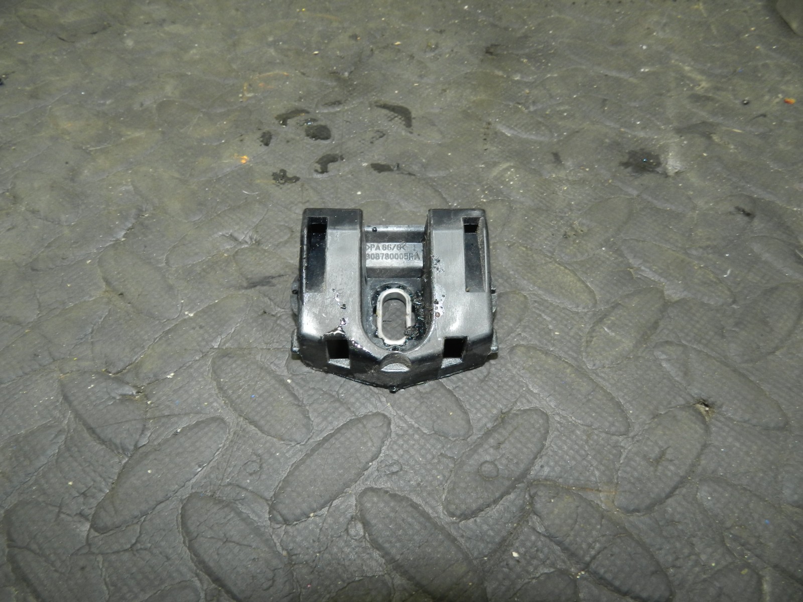 180. 2018 RENAULT KOLEOS MK2. PASSENGER SIDE 908780005R TRIM FIXING CLAMP - Image 2