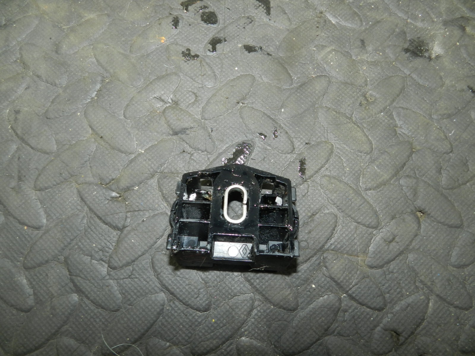 180. 2018 RENAULT KOLEOS MK2. PASSENGER SIDE 908780005R TRIM FIXING CLAMP - Image 3