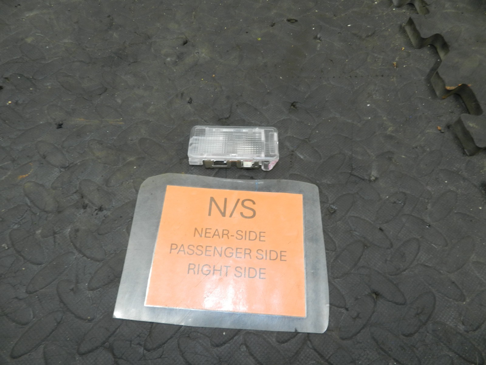 180. 2018 RENAULT KOLEOS MK2. PASSENGER SIDE INTERIOR LIGHT