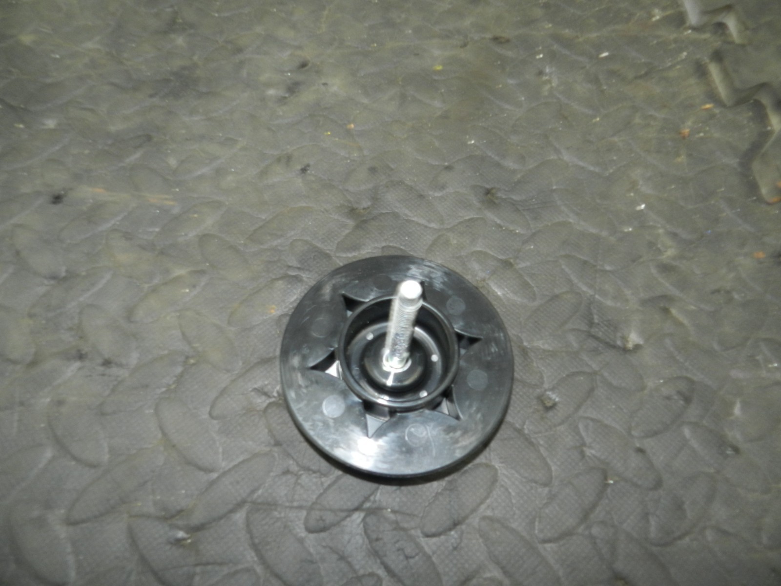 180. 2018 RENAULT KOLEOS MK2. SPARE WHEEL TIE DOWN SCREW BOLT
