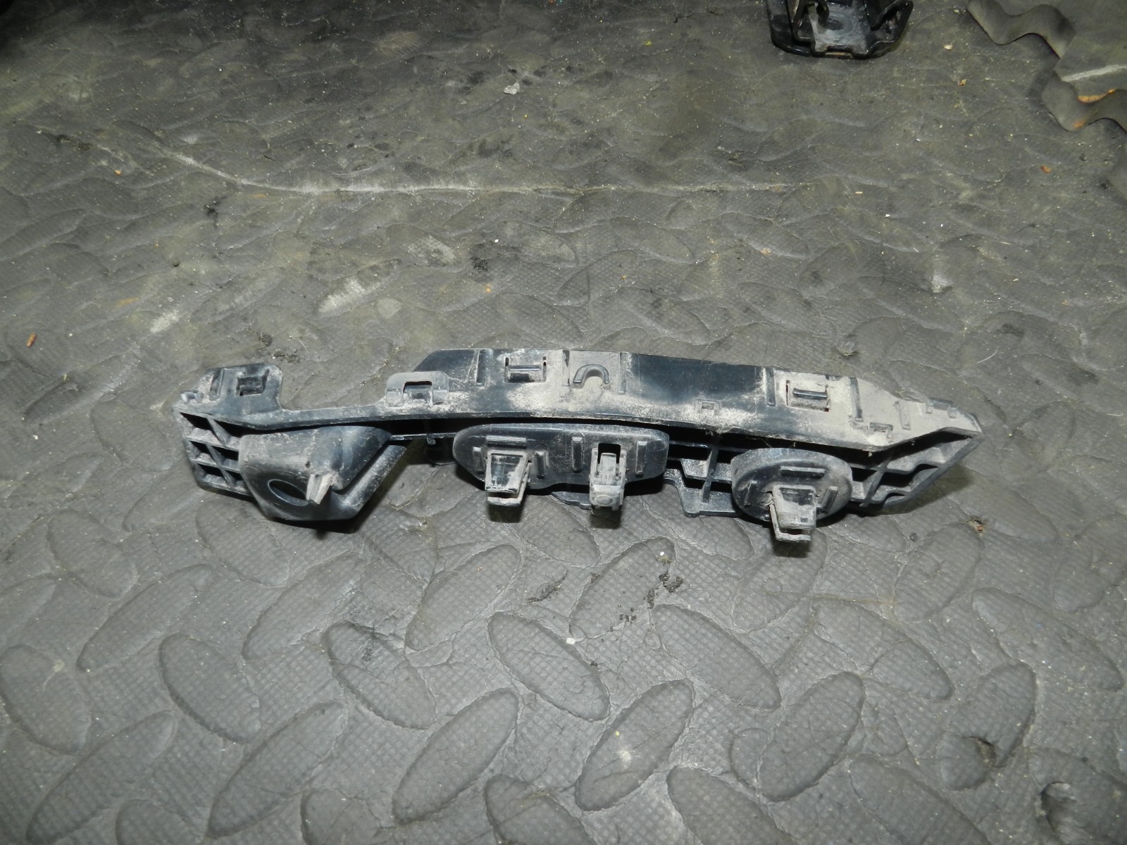 180. 2018 RENAULT KOLEOS MK2. DRIVER SIDE BUMPER MOUNT - Image 2