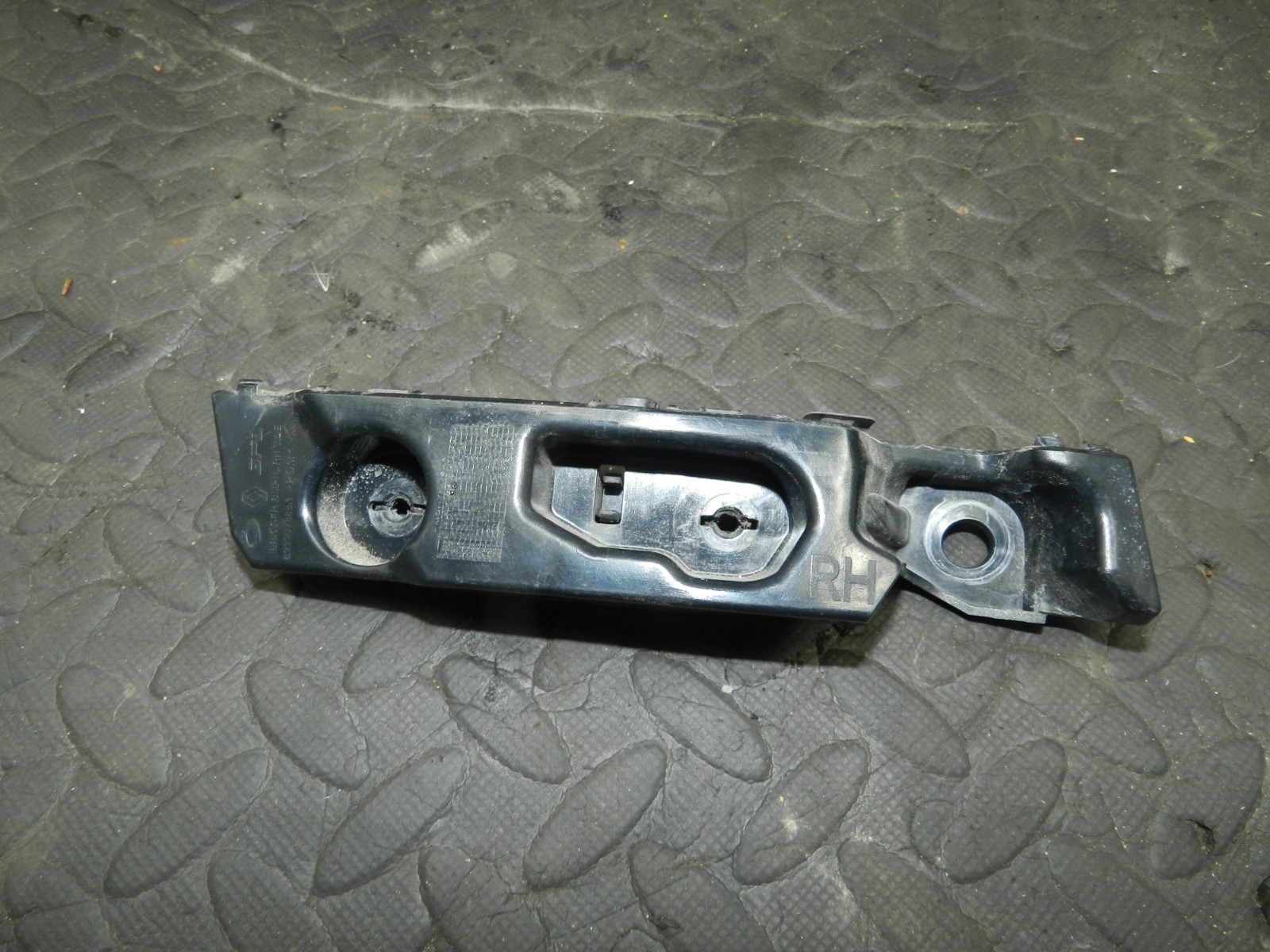 180. 2018 RENAULT KOLEOS MK2. DRIVER SIDE BUMPER MOUNT - Image 3