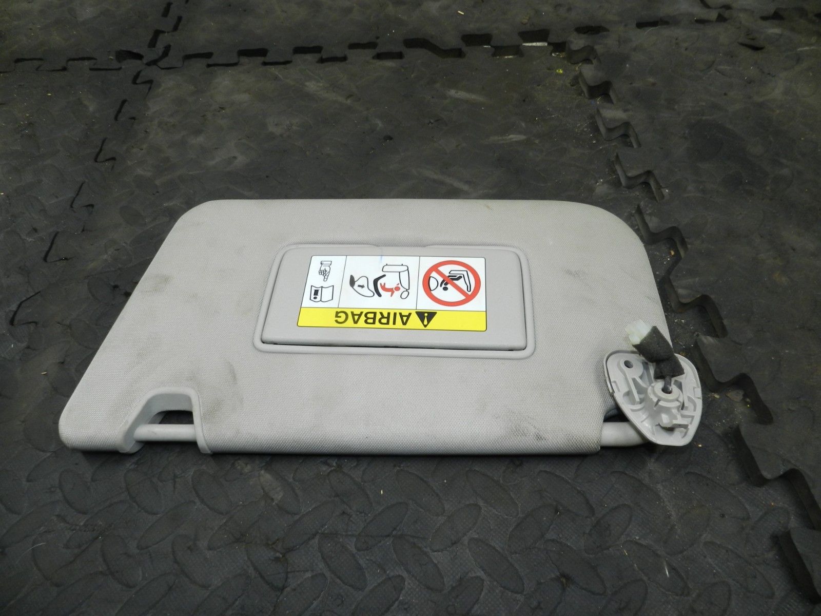 180. 2018 RENAULT KOLEOS MK2. PASSENGER SIDE SUN VISOR