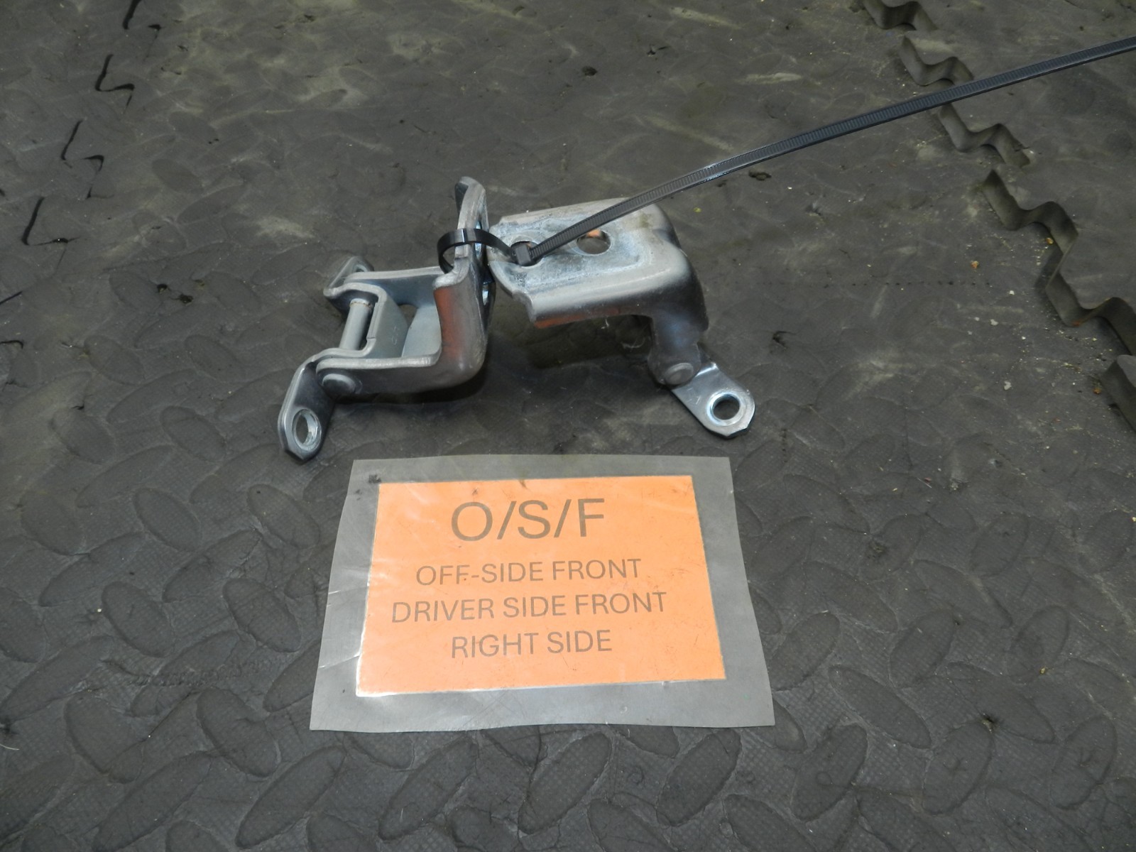 180. 2018 RENAULT KOLEOS MK2. DRIVER SIDE FRONT DOOR HINGES