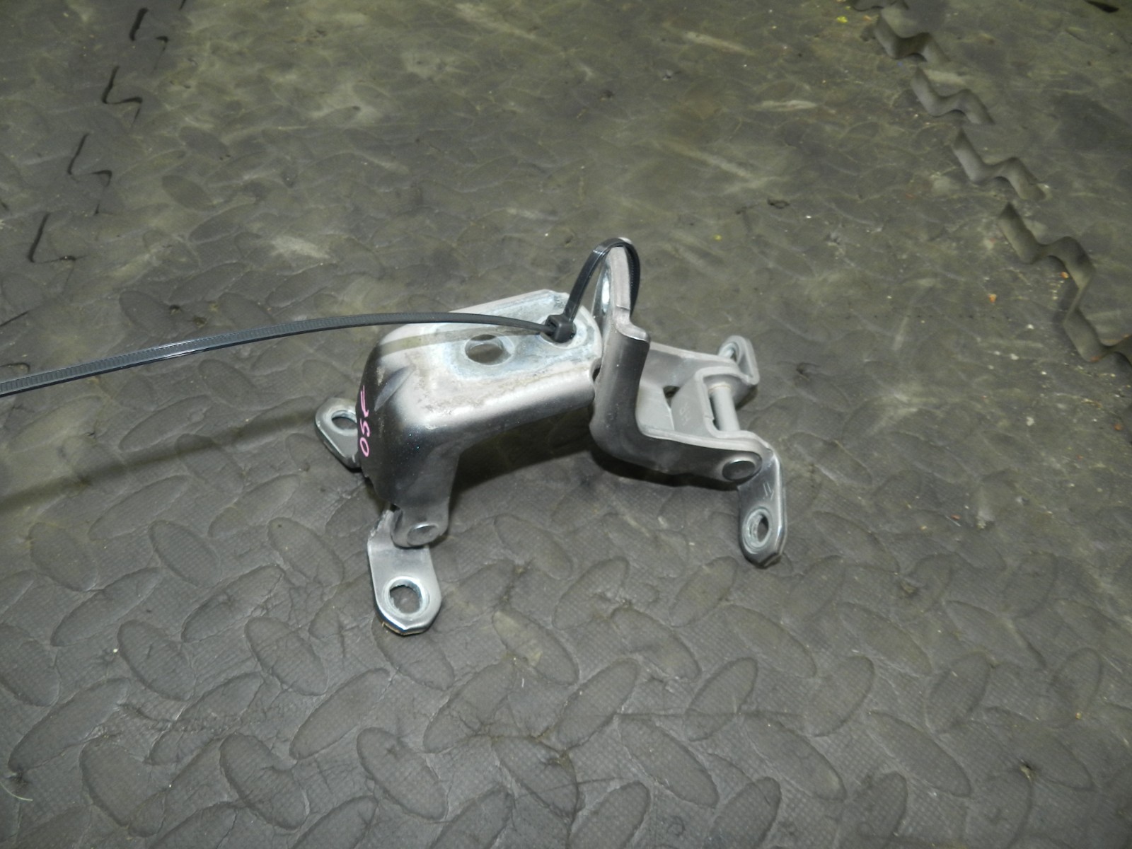 180. 2018 RENAULT KOLEOS MK2. DRIVER SIDE FRONT DOOR HINGES - Image 2