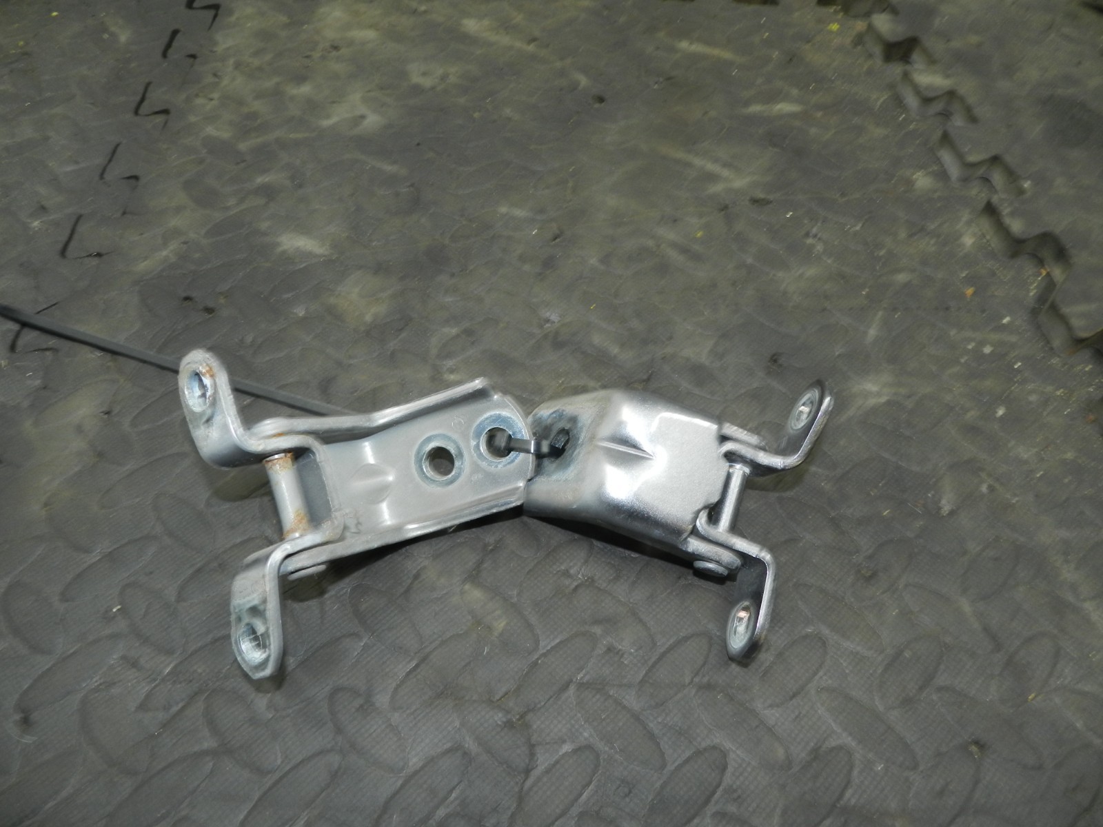 180. 2018 RENAULT KOLEOS MK2. DRIVER SIDE FRONT DOOR HINGES - Image 3