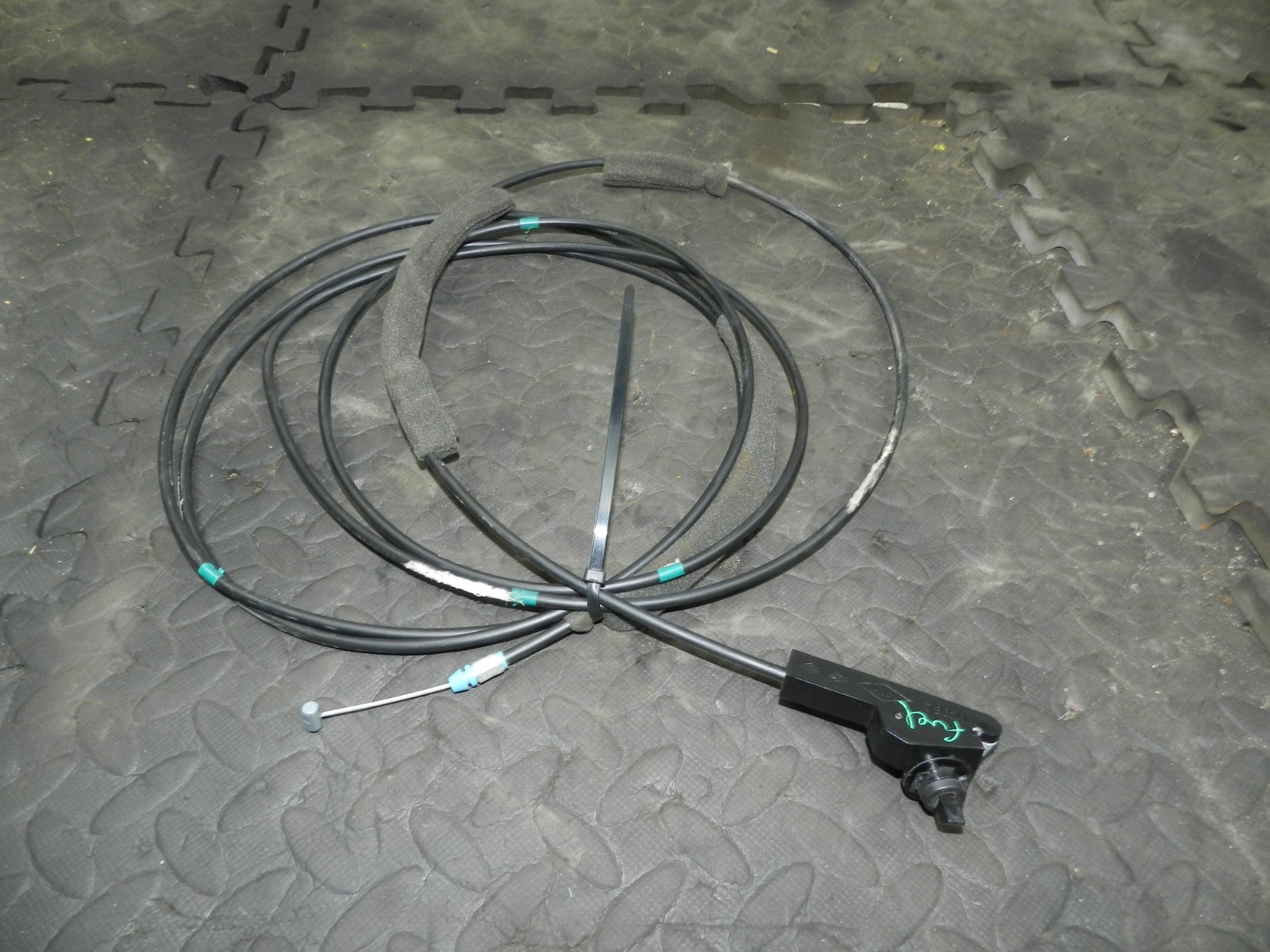 180. 2018 RENAULT KOLEOS MK2. FUEL FLAP RELEASE CABLE