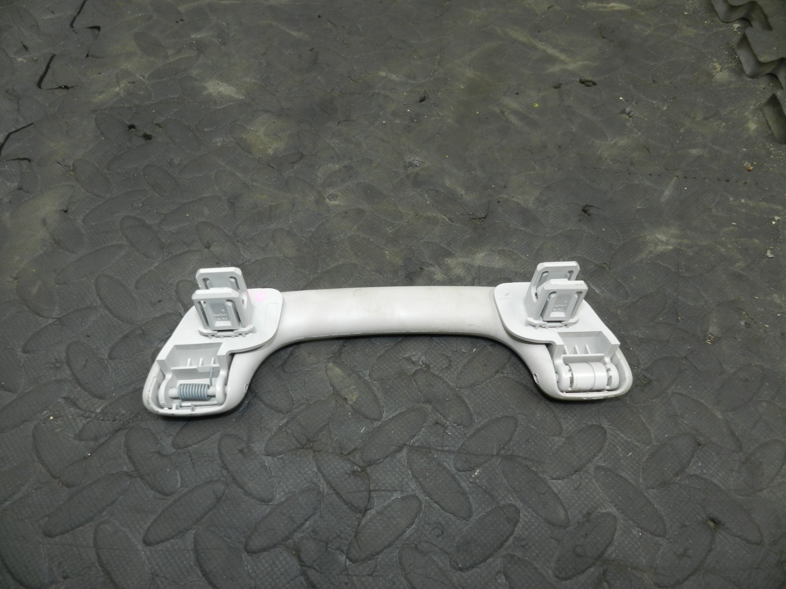 180. 2018 RENAULT KOLEOS MK2. DRIVER SIDE FRONT GRAB HANDLE - Image 2