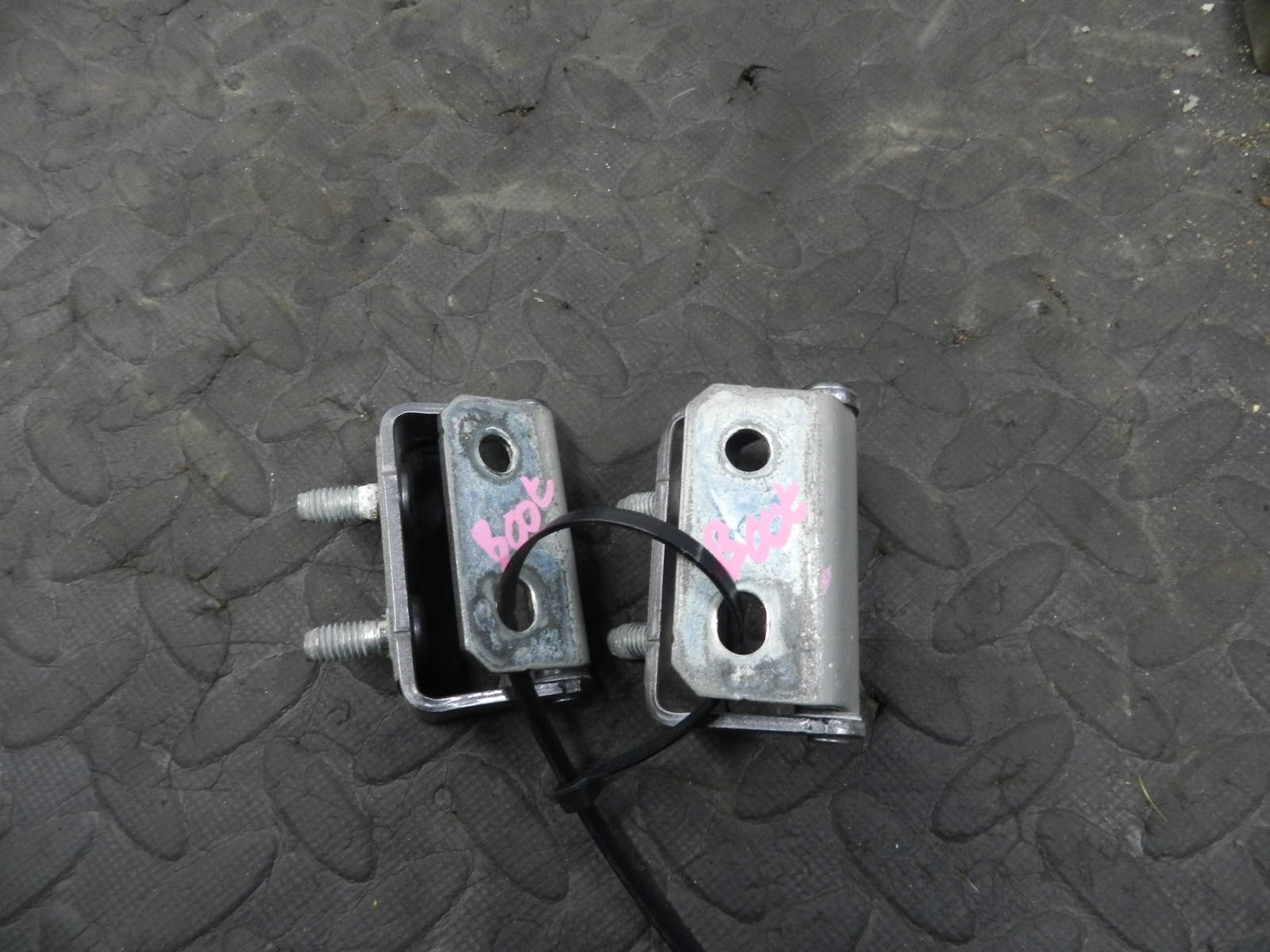 180. 2018 RENAULT KOLEOS MK2. BOOT HINGES