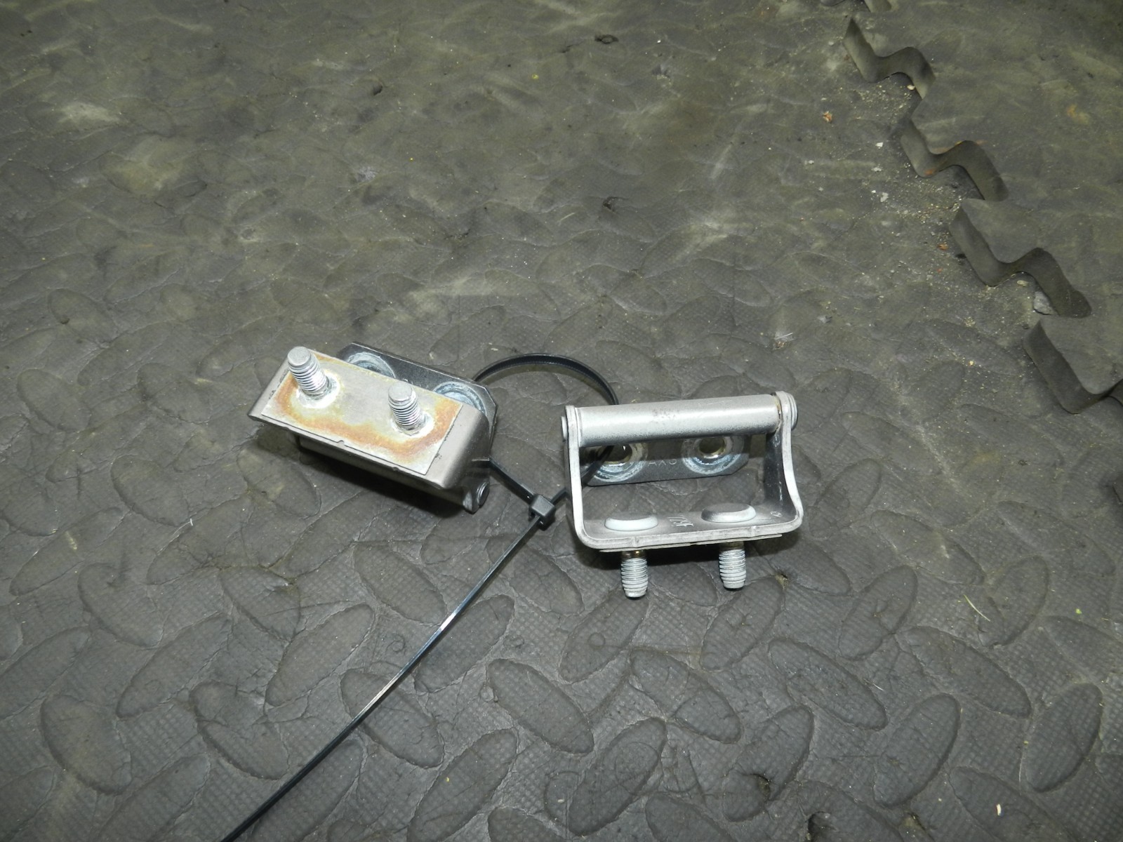 180. 2018 RENAULT KOLEOS MK2. BOOT HINGES - Image 2