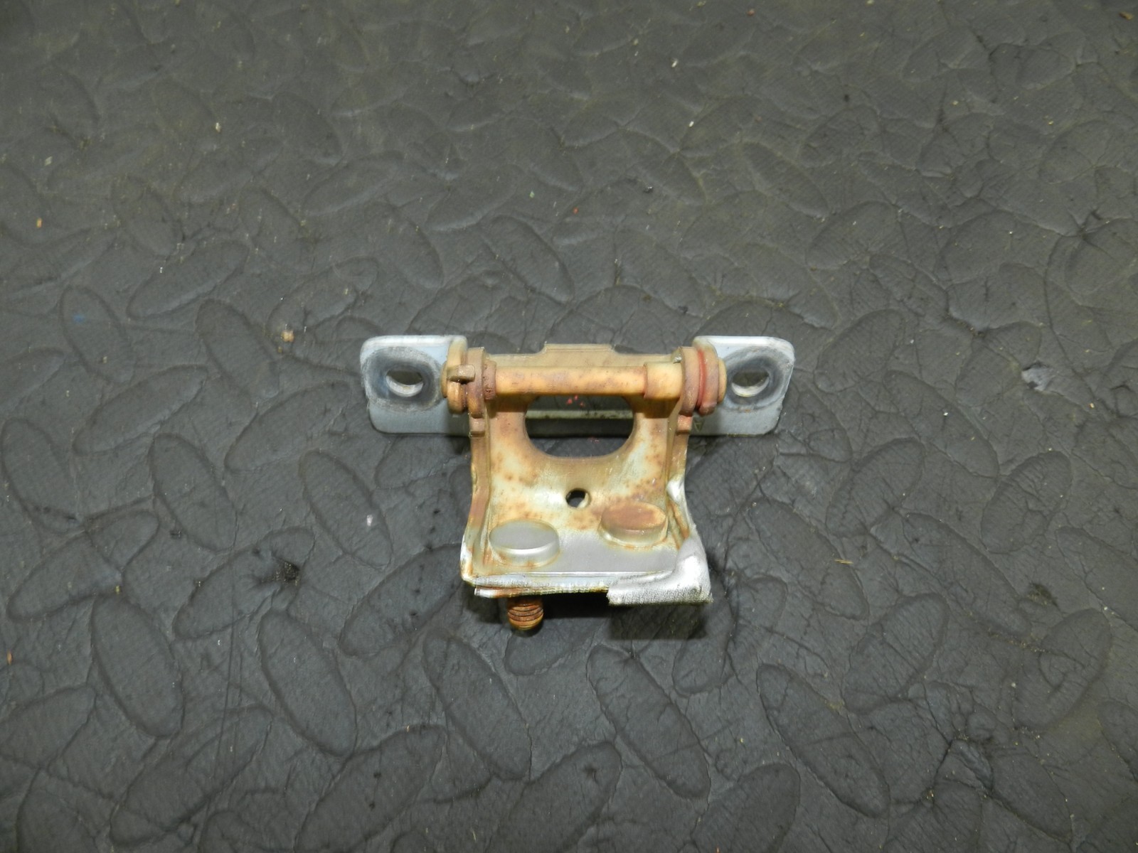 162. 1996 HONDA SMX. BOOT LID TAIL GATE DOOR HINGE