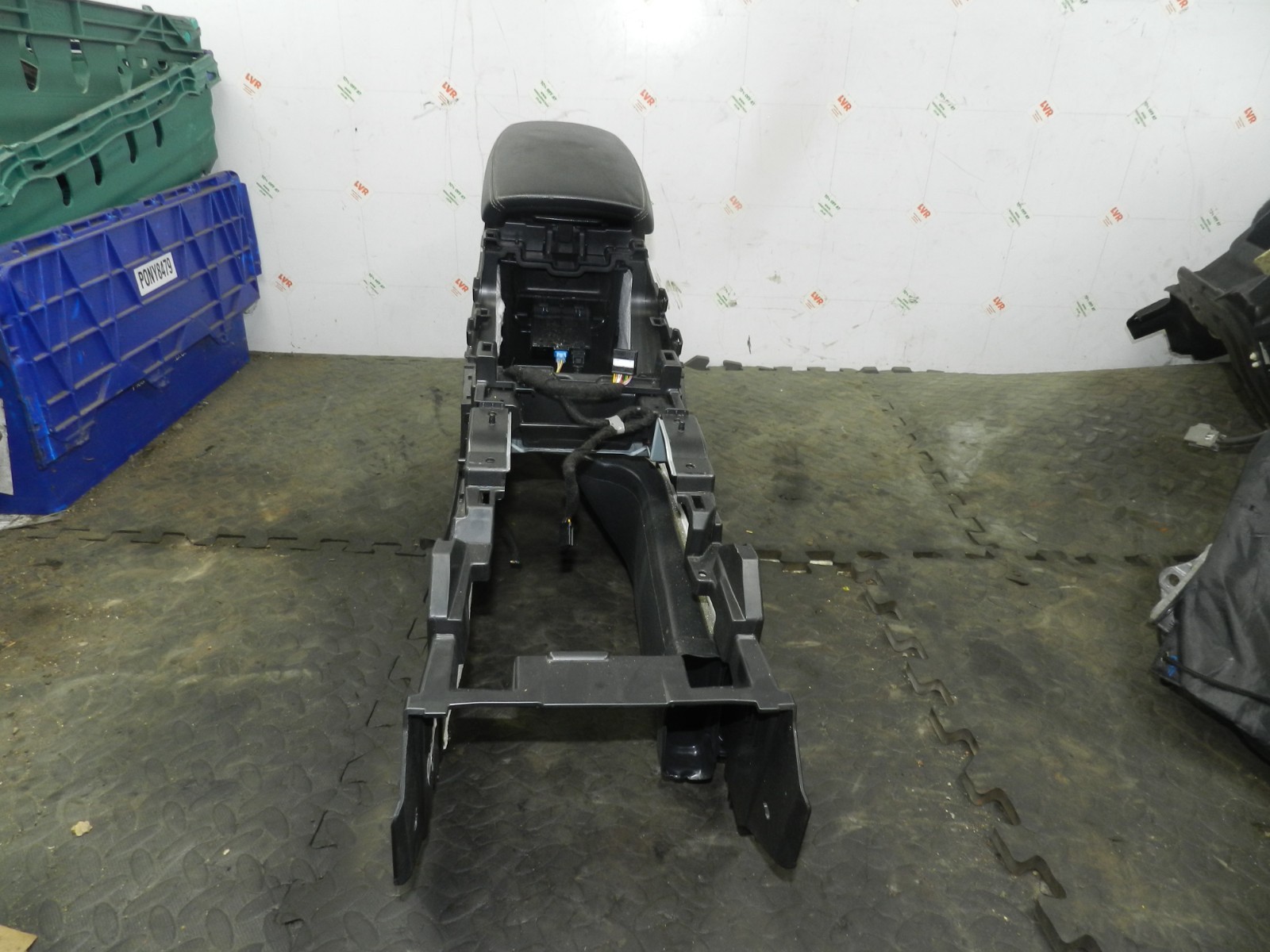 180. 2018 RENAULT KOLEOS MK2. CENTRE CONSOLE FRAME WITH ARM REST