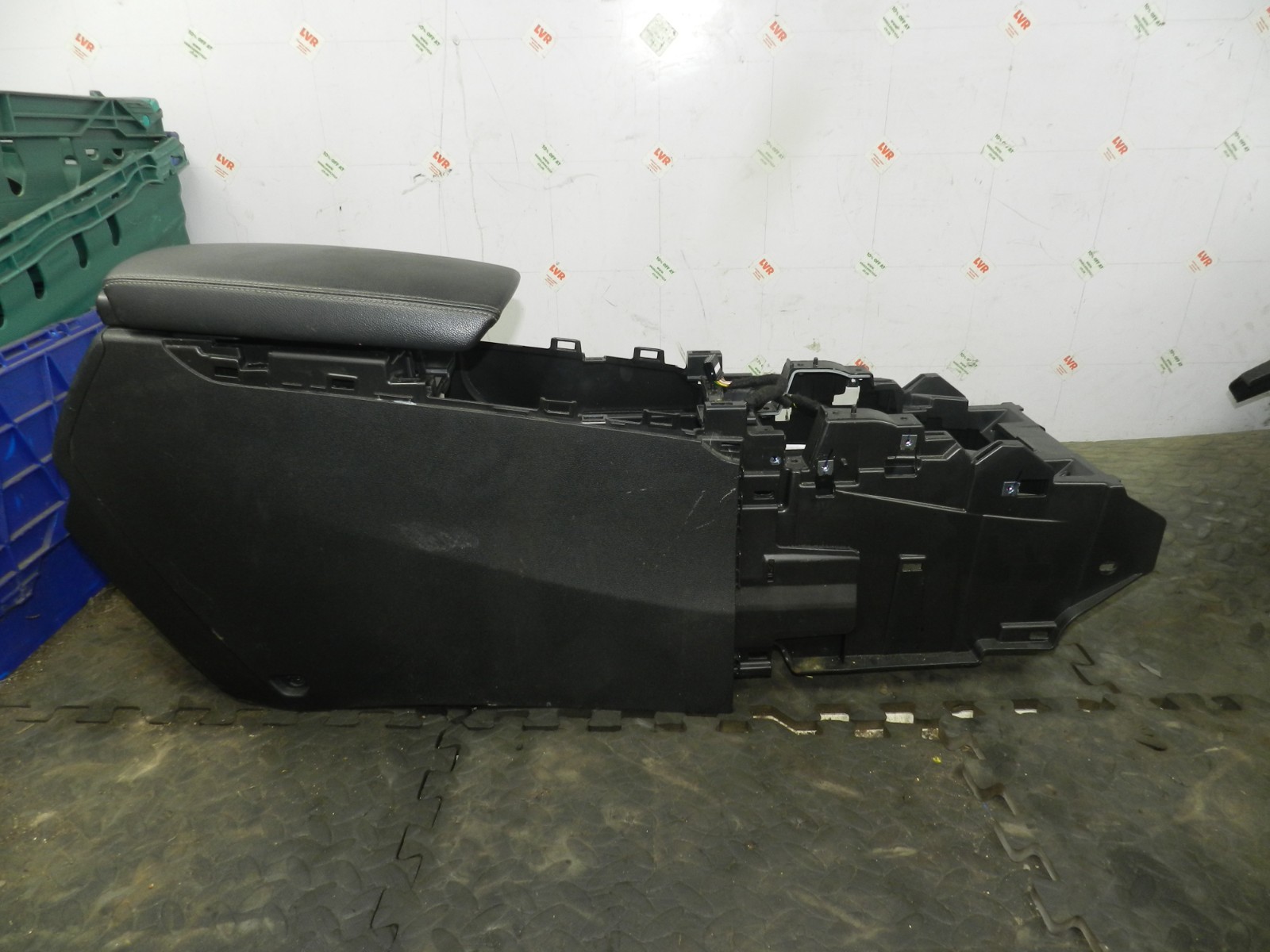 180. 2018 RENAULT KOLEOS MK2. CENTRE CONSOLE FRAME WITH ARM REST - Image 2